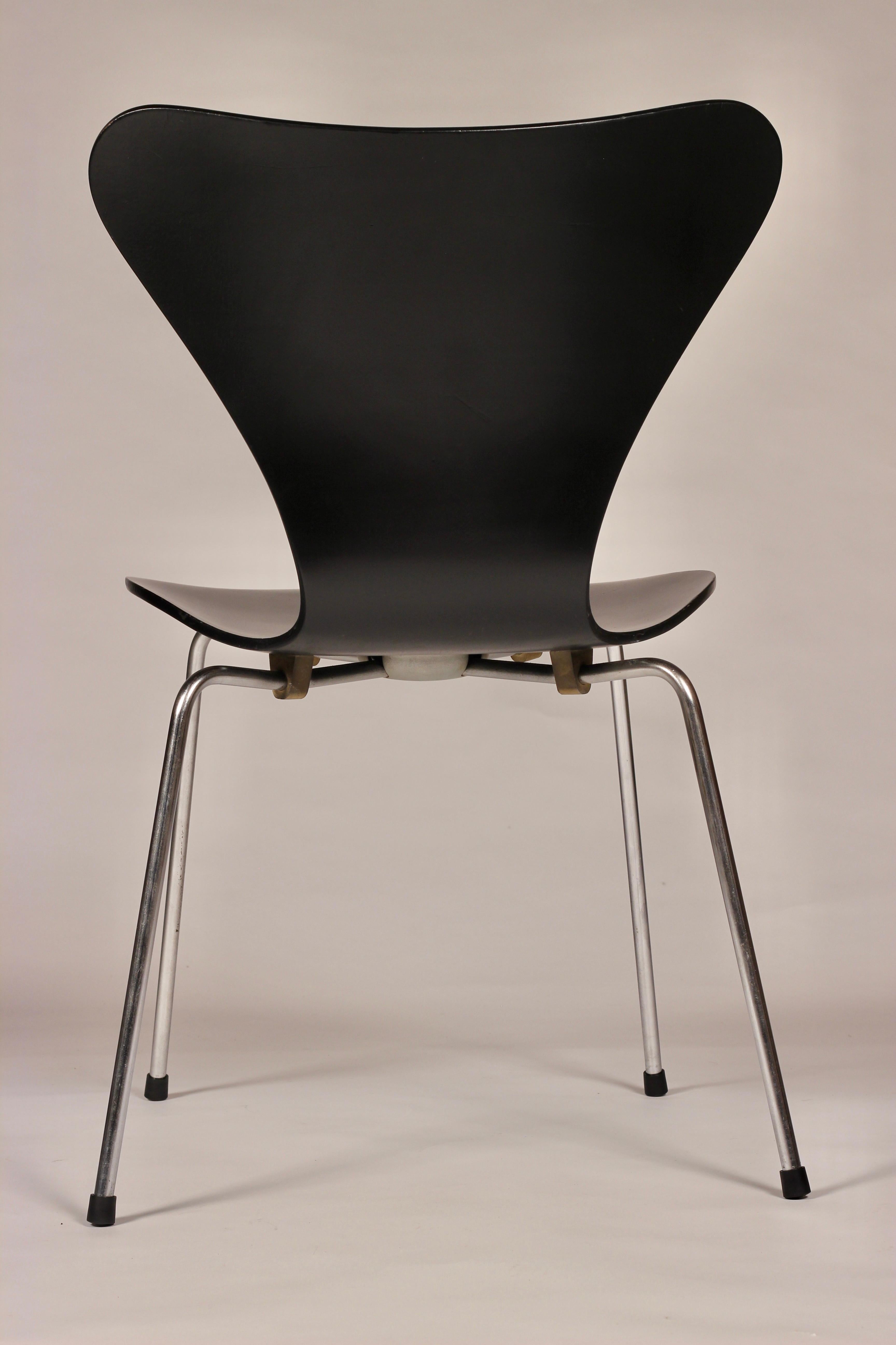 Mid-Century Modern Arne Jacobsen Series 7 or 3107 Chairs by Fritz Hansen Mid Century Modern 1964 For Sale