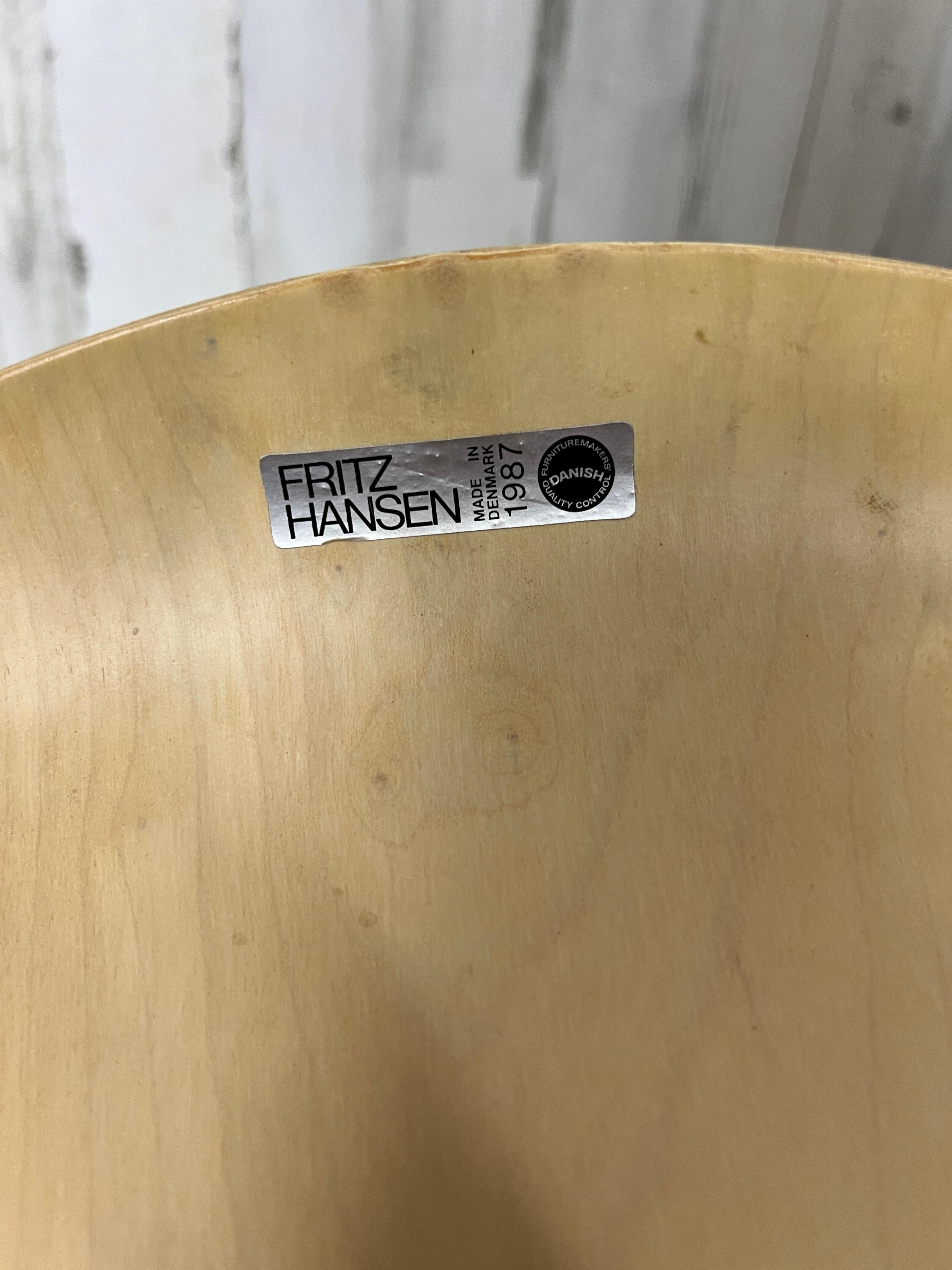 7 chaises empilables de la série Arne Jacobsen pour Fritz Hansen en vente 13