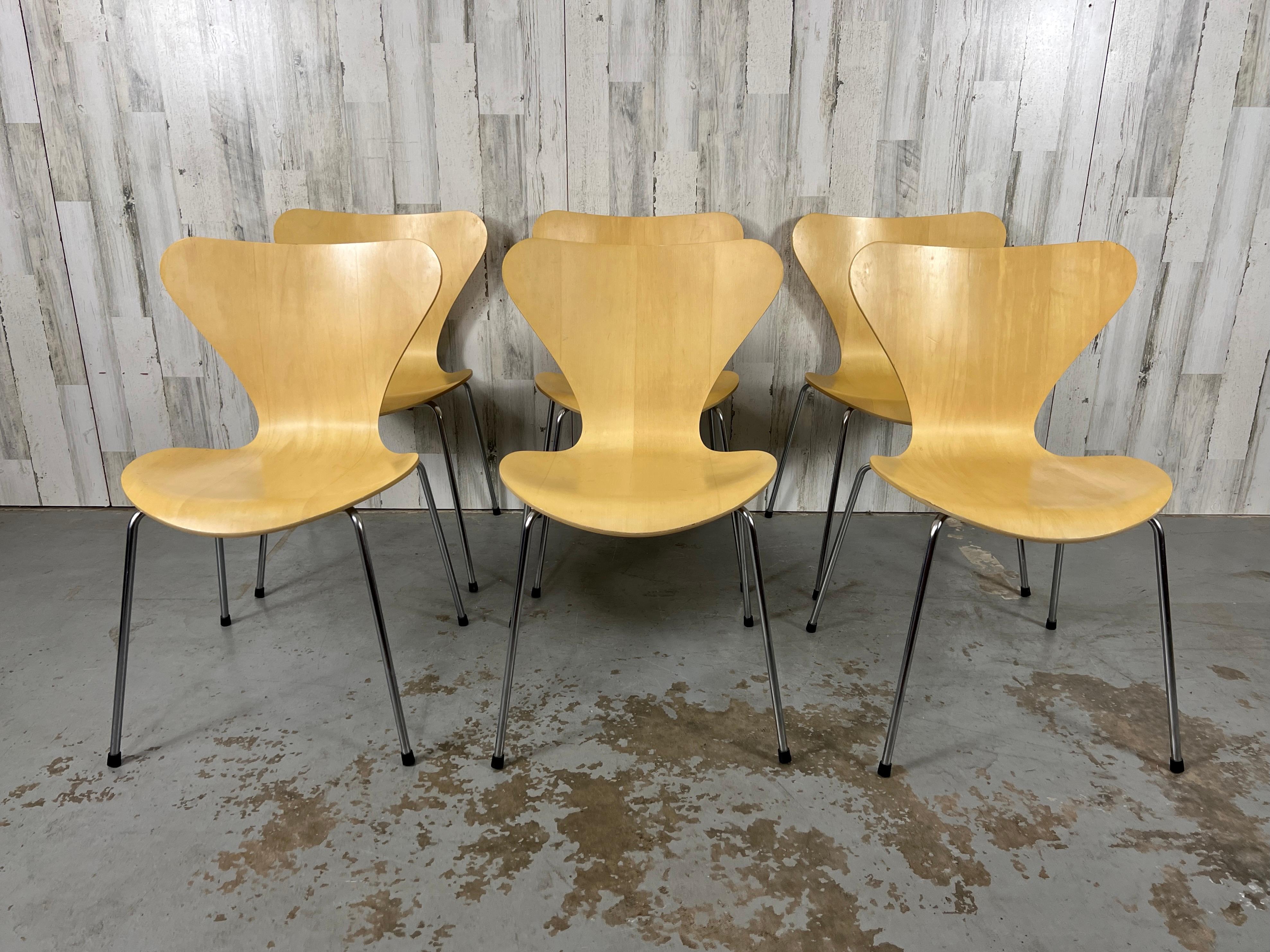 Iconic Arne Jacobsen series 7 stackable natural beech wood chairs for Fritz Hansen. The lean, stackable chair updates Jacobsen’s simple and spare 1952 Ant chair.