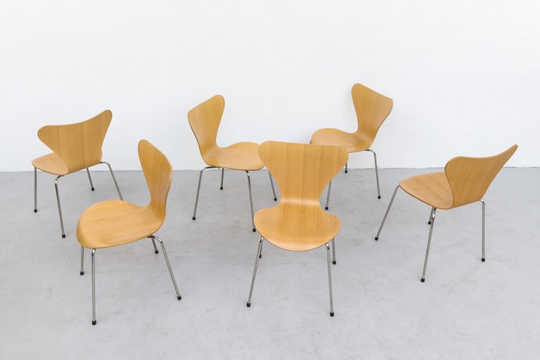 Arne Jacobsen series 7 stackable natural beech wood chairs for Fritz Hansen. In original condition with visible wear, consistent with its age and use. Set price.