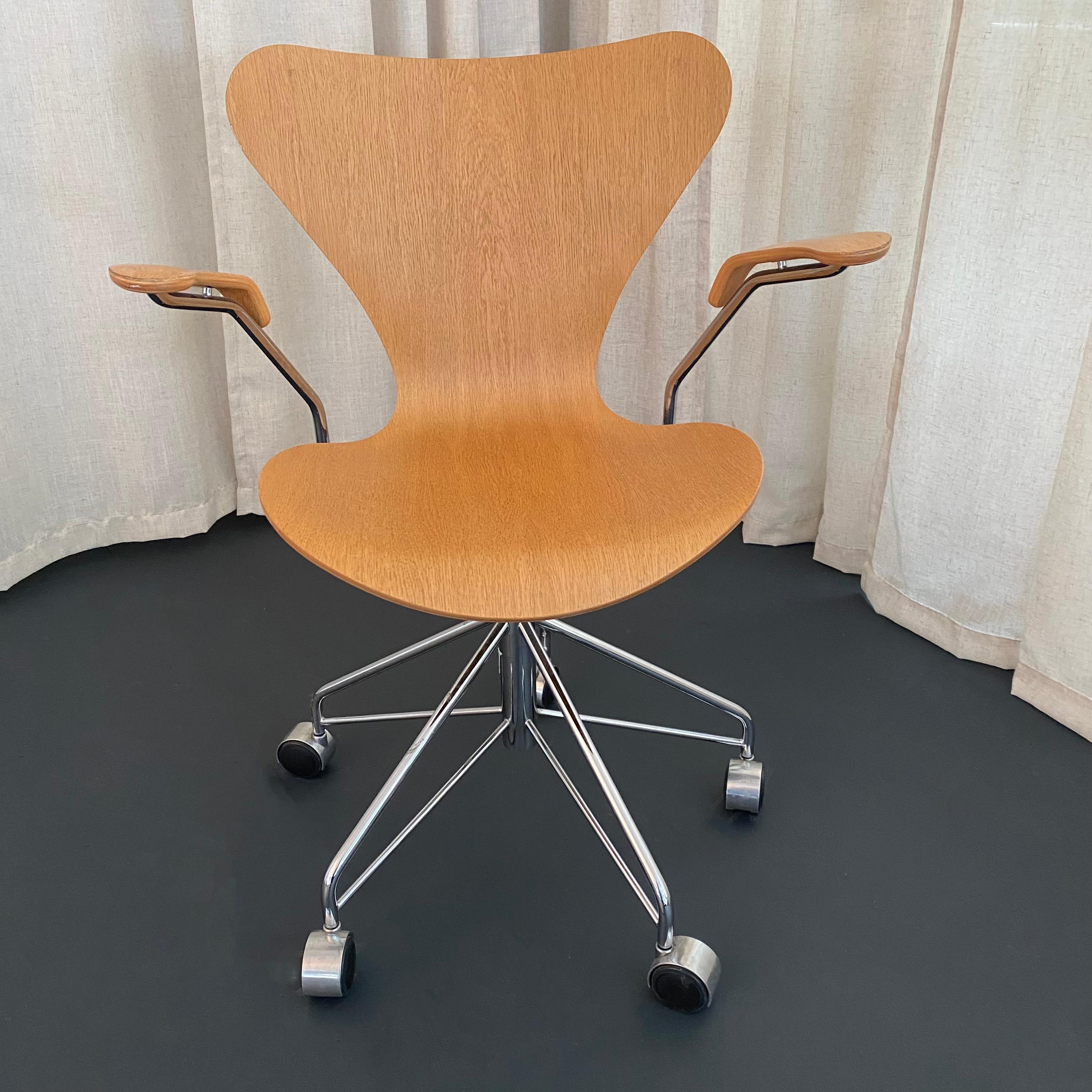 Scandinavian Modern Arne Jacobsen Series 7 Swivel Adjustable Armchair Model 3217 Fritz Hansen For Sale