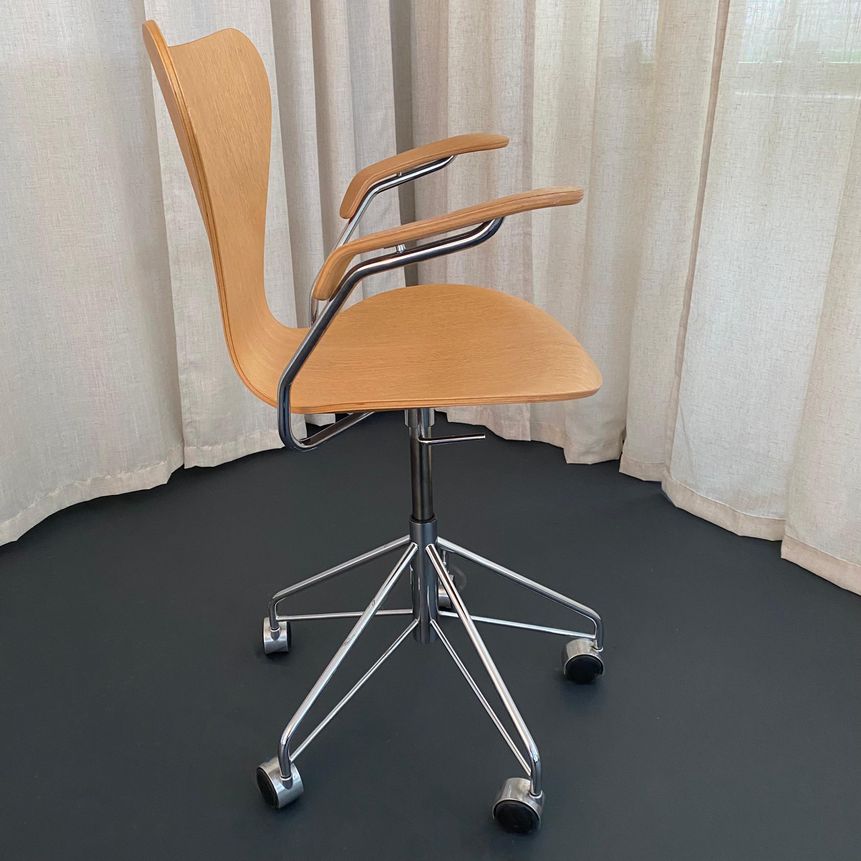 Danish Arne Jacobsen Series 7 Swivel Adjustable Armchair Model 3217 Fritz Hansen For Sale