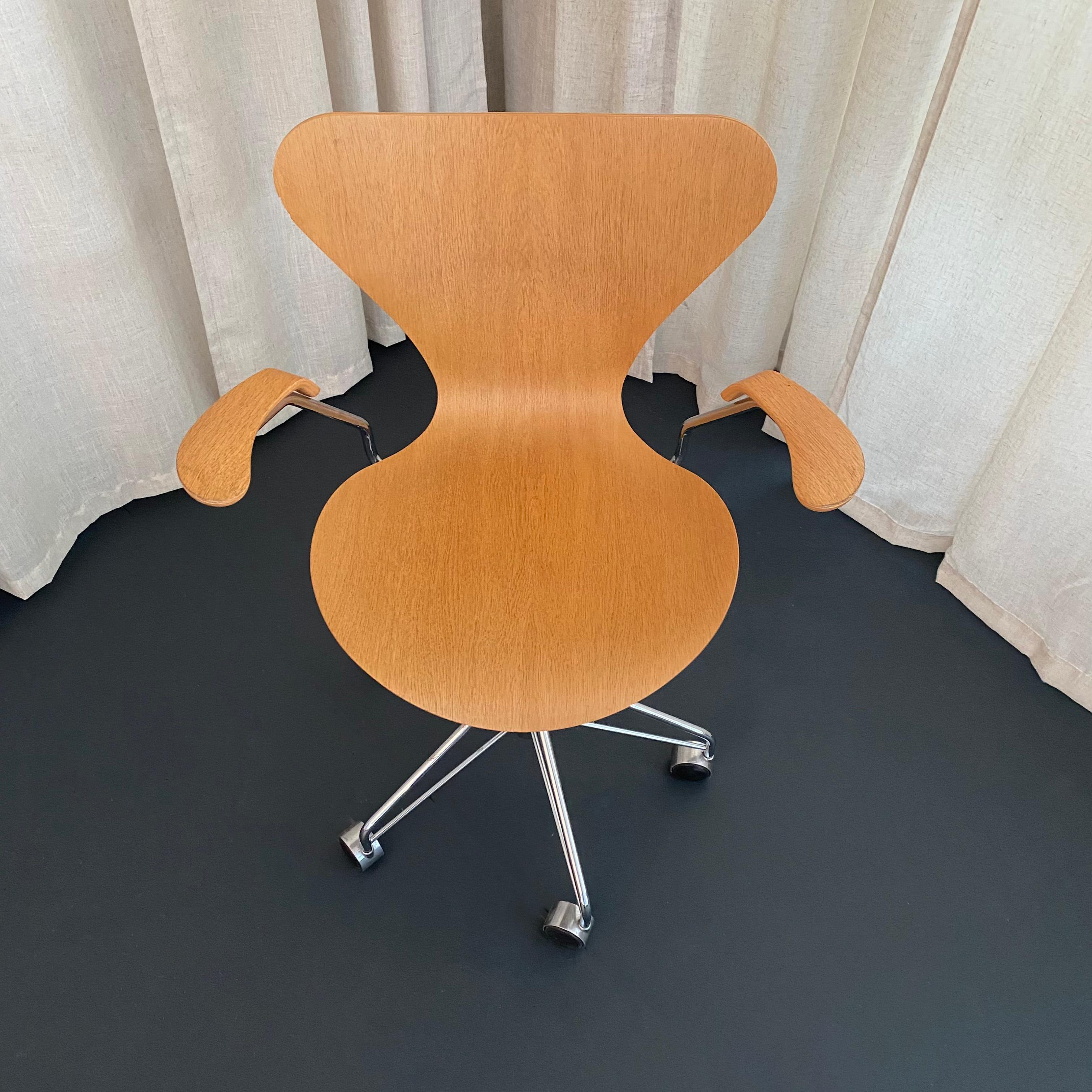Arne Jacobsen Series 7 Swivel Adjustable Armchair Model 3217 Fritz Hansen In Good Condition For Sale In Brooklyn, NY