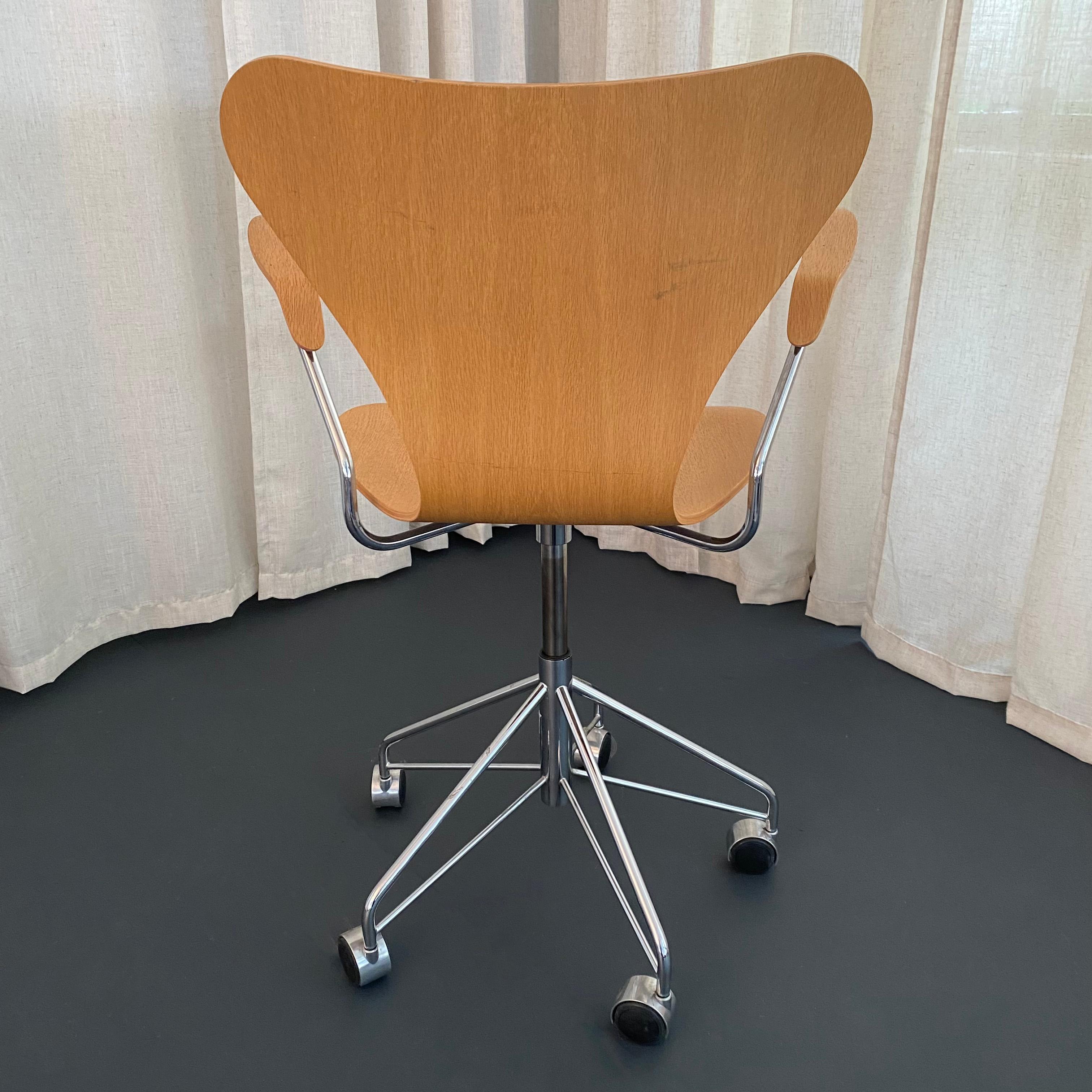 Contemporary Arne Jacobsen Series 7 Swivel Adjustable Armchair Model 3217 Fritz Hansen For Sale