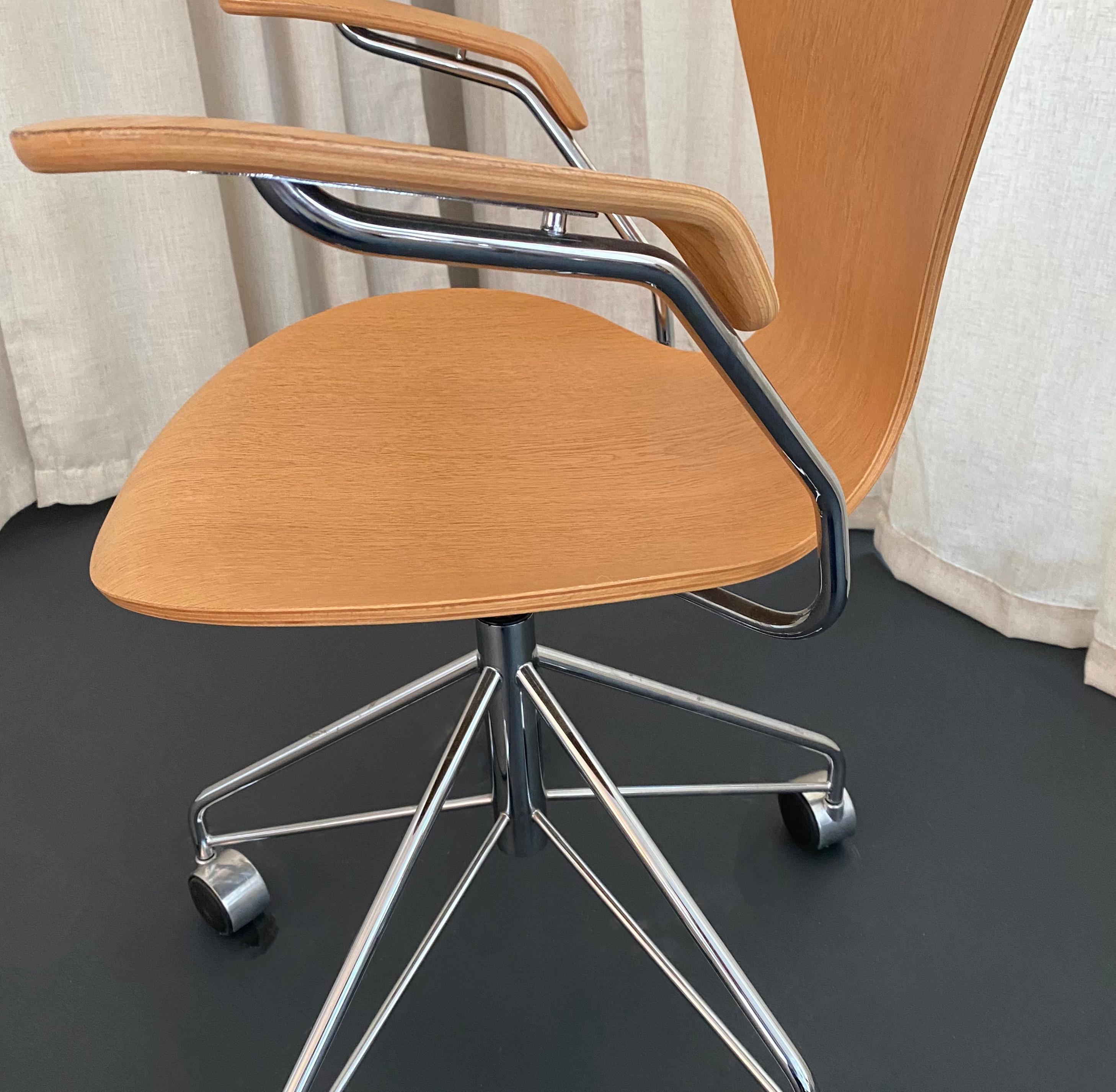Chrome Arne Jacobsen Series 7 Swivel Adjustable Armchair Model 3217 Fritz Hansen For Sale