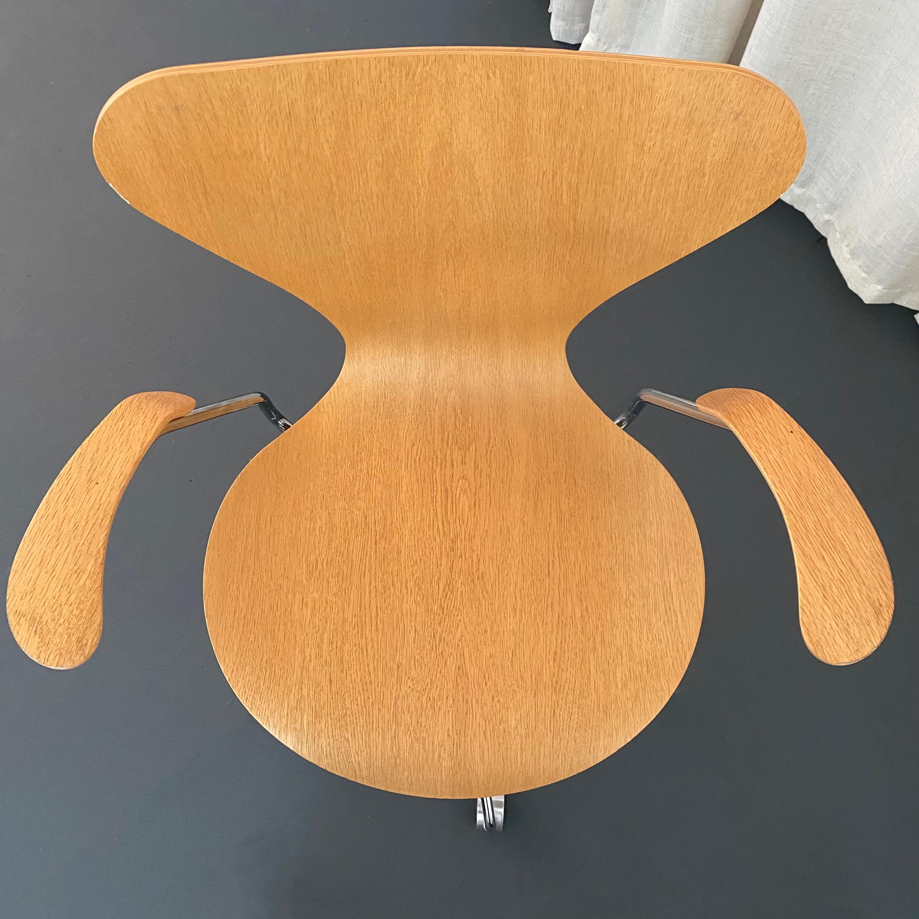 Arne Jacobsen Series 7 Swivel Adjustable Armchair Model 3217 Fritz Hansen For Sale 1