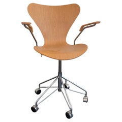 Arne Jacobsen Series 7 Swivel Adjustable Armchair Model 3217 Fritz Hansen