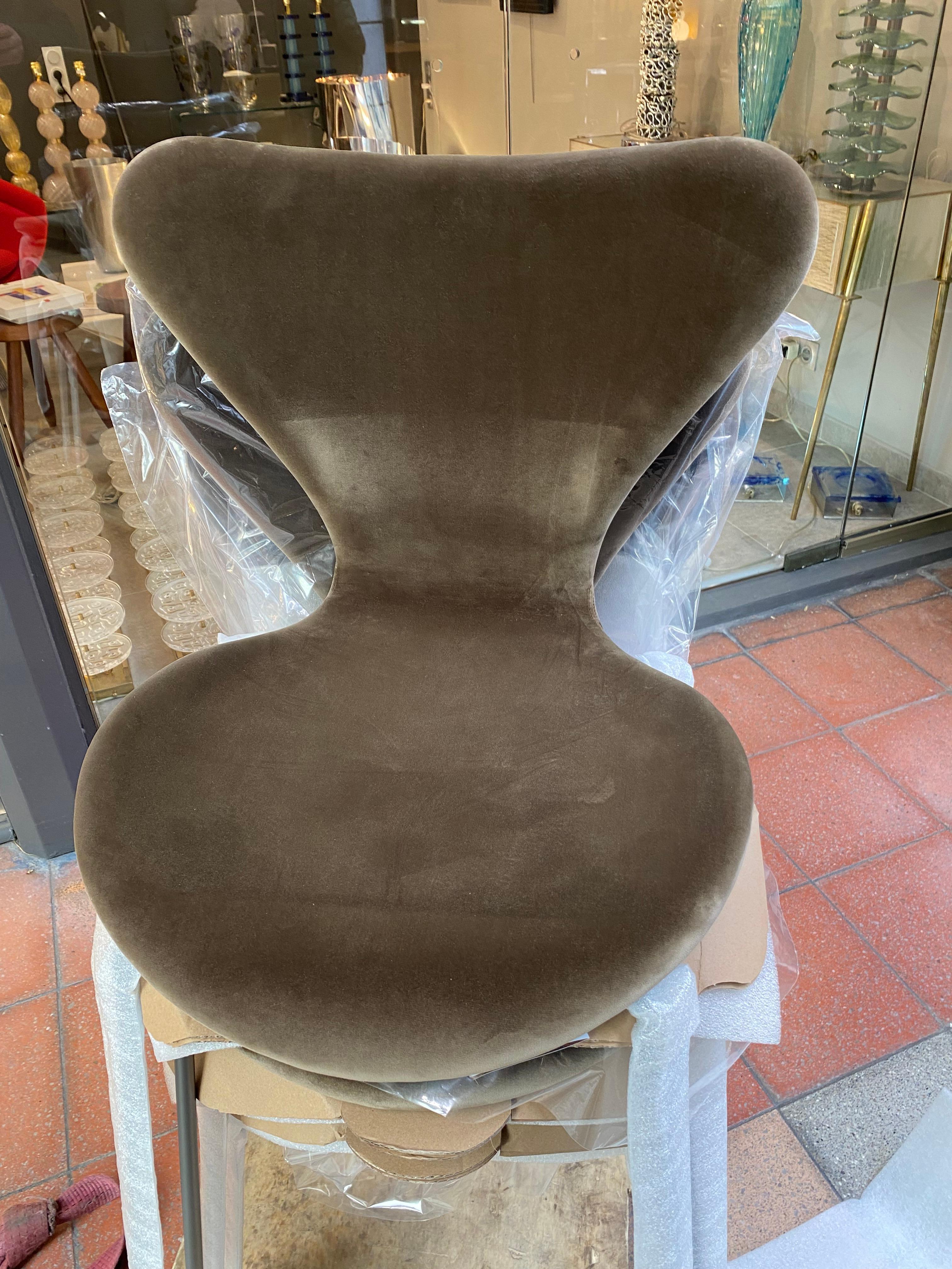 Arne Jacobsen -
Série de 4 Séries 7 chaises
Edition Fritz Hansen
Édition velours
Sièges paddés
100% coton velours
Bronze acier époxy
L 50 x D 52 x H 82 cm
Condit (état neuf)