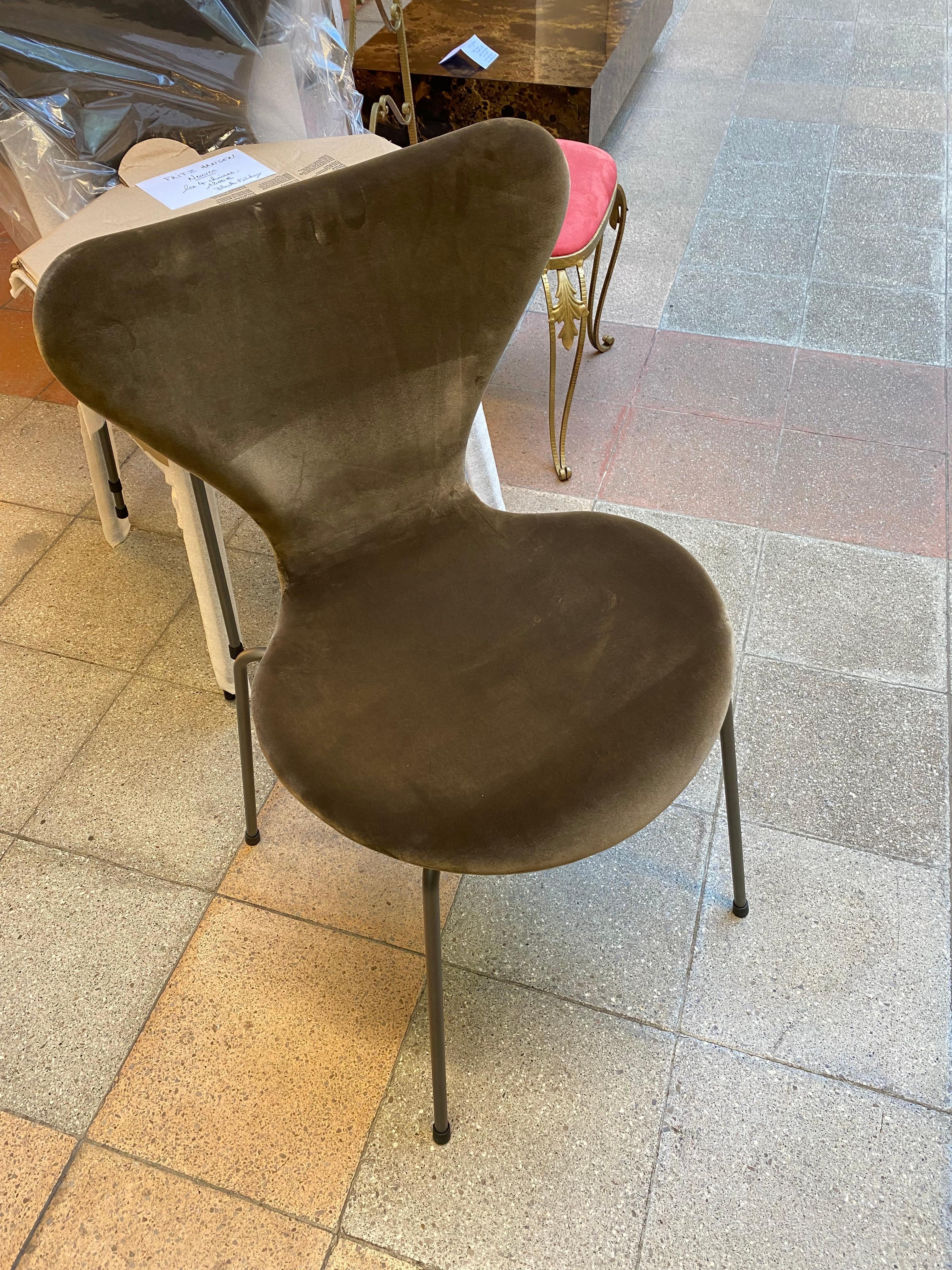Arne Jacobsen - Série de 4 chaises Series 7 Bon état - En vente à Saint ouen, FR