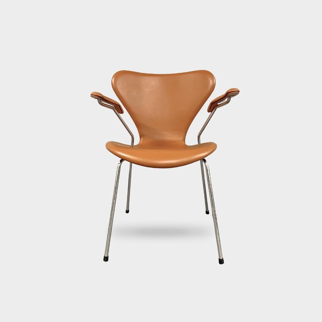 Arne Jacobsen, Silla Serie 7 Blanda / Coñac

Estado de las sillas: Recién tapizadas con armazón de cromo pulido

Diseñador: Arne Jacobsen
Fabricante: Fritz Hansen
Model No: Silla Serie 7, Modelo 3207

Dimensiones:

Altura: 78 cm
Anchura: 46,5