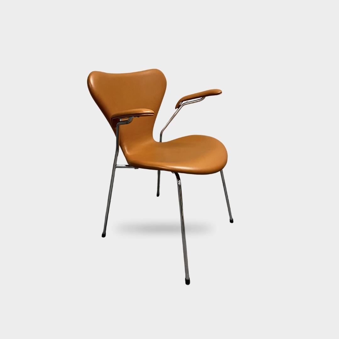 Arne Jacobsen, Silla Serie Siete con reposabrazos en coñac Moderno de mediados de siglo en venta