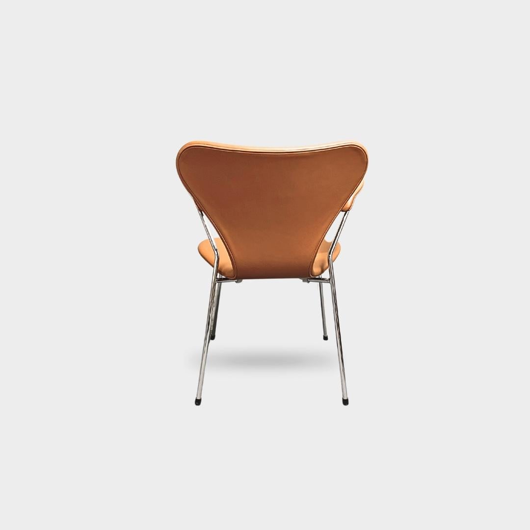Arne Jacobsen, Silla Serie Siete con reposabrazos en coñac Danés en venta