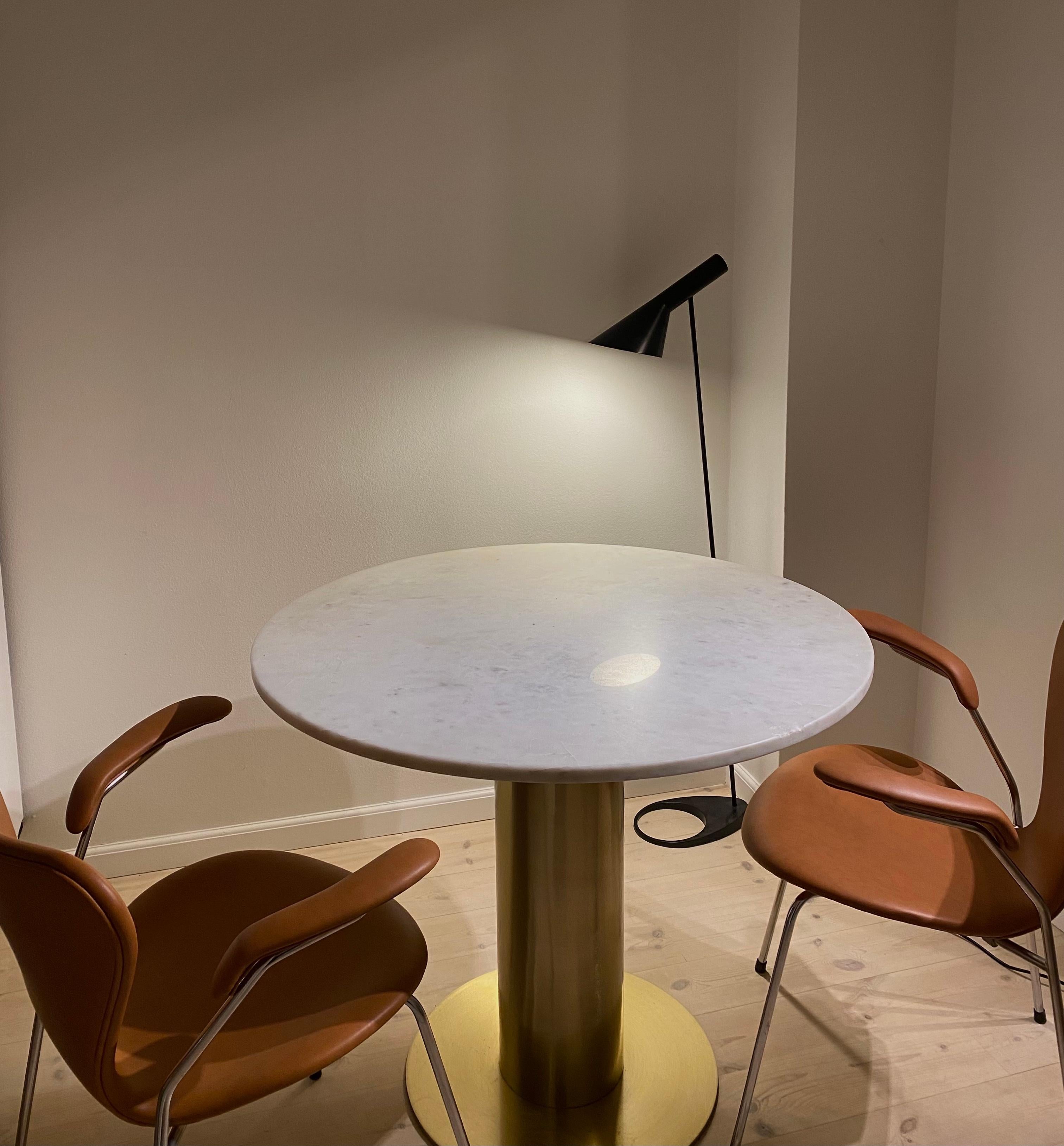 Arne Jacobsen, Silla Serie Siete con reposabrazos en coñac en Excelente estado para la venta en København Ø, DK