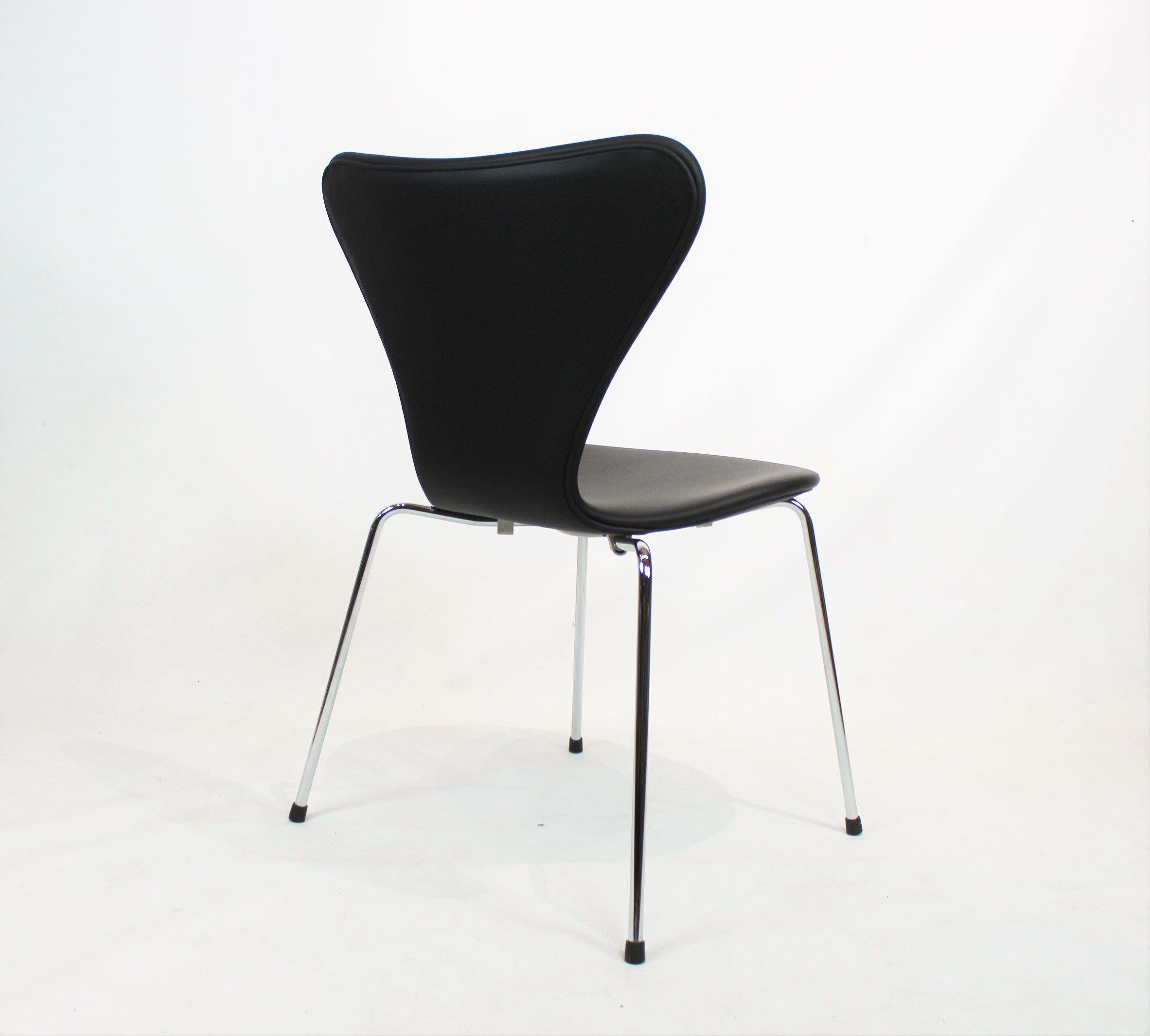 xpérimentez un véritable classique du design avec la chaise Syver, modèle 3207, avec accoudoirs, conçue par le légendaire Arne Jacobsen en 1955 et fabriquée à la main par Fritz Hansen. Cette chaise emblématique est l'expression de la simplicité et