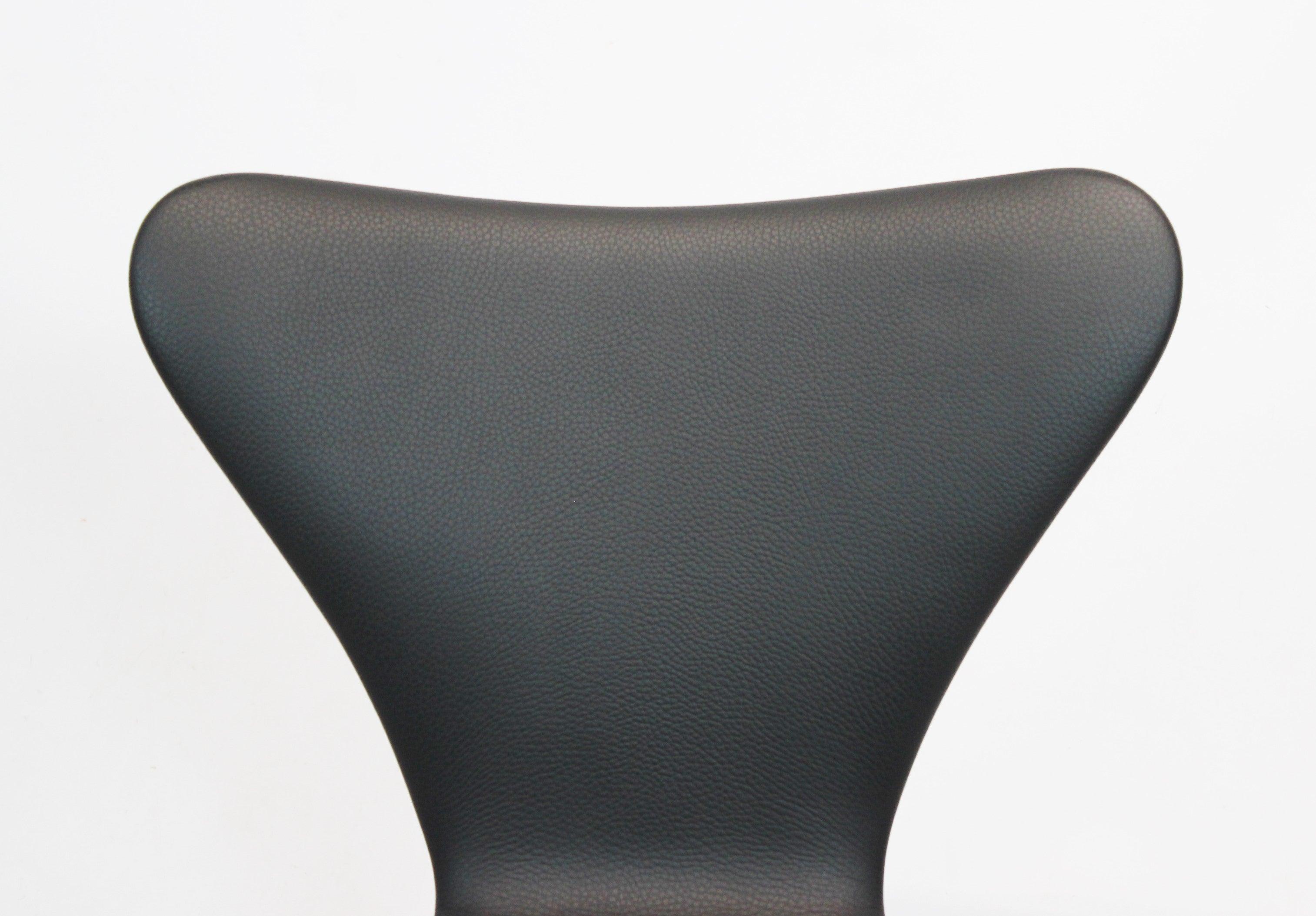 Danois Chaises de la série 7 d'Arne Jacobsen par Fritz Hansen, cuir noir, modèle 3107 en vente