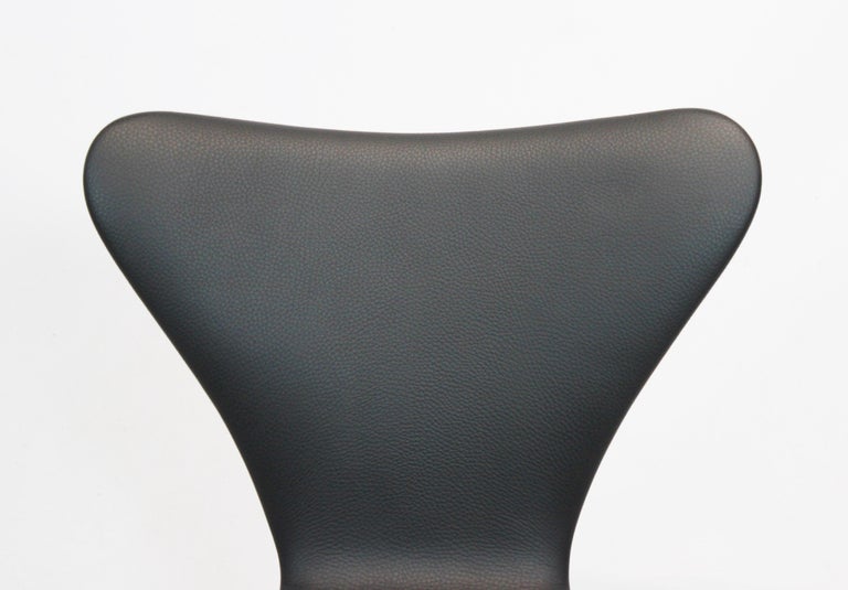 Danish Arne Jacobsen Series 7 Chairs by Fritz Hansen, Black Leather, Model 3107 For Sale