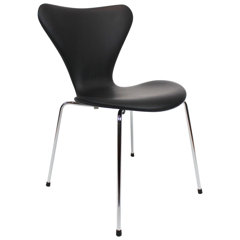 Arne Jacobsen Series 7 Chairs by Fritz Hansen, Black Leather, Model 3107 For Sale