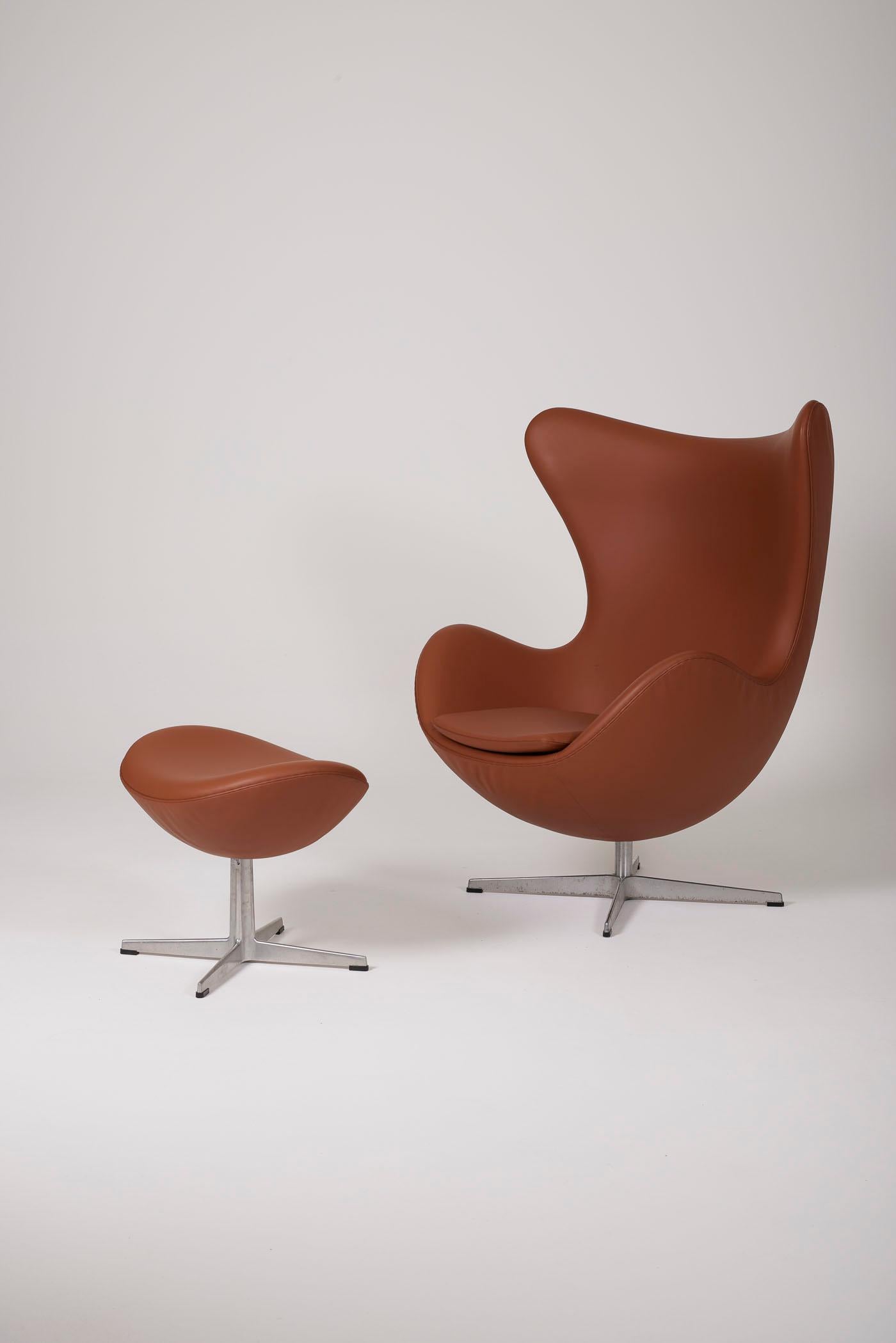 Egg chair and its ottoman by the Scandinavian designer Arne Jacobsen, Fritz Hansen edition. Molded fiberglass shell covered in camel leather. The base is in brushed metal. The chair is swivel. Set in very good condition.
DV447