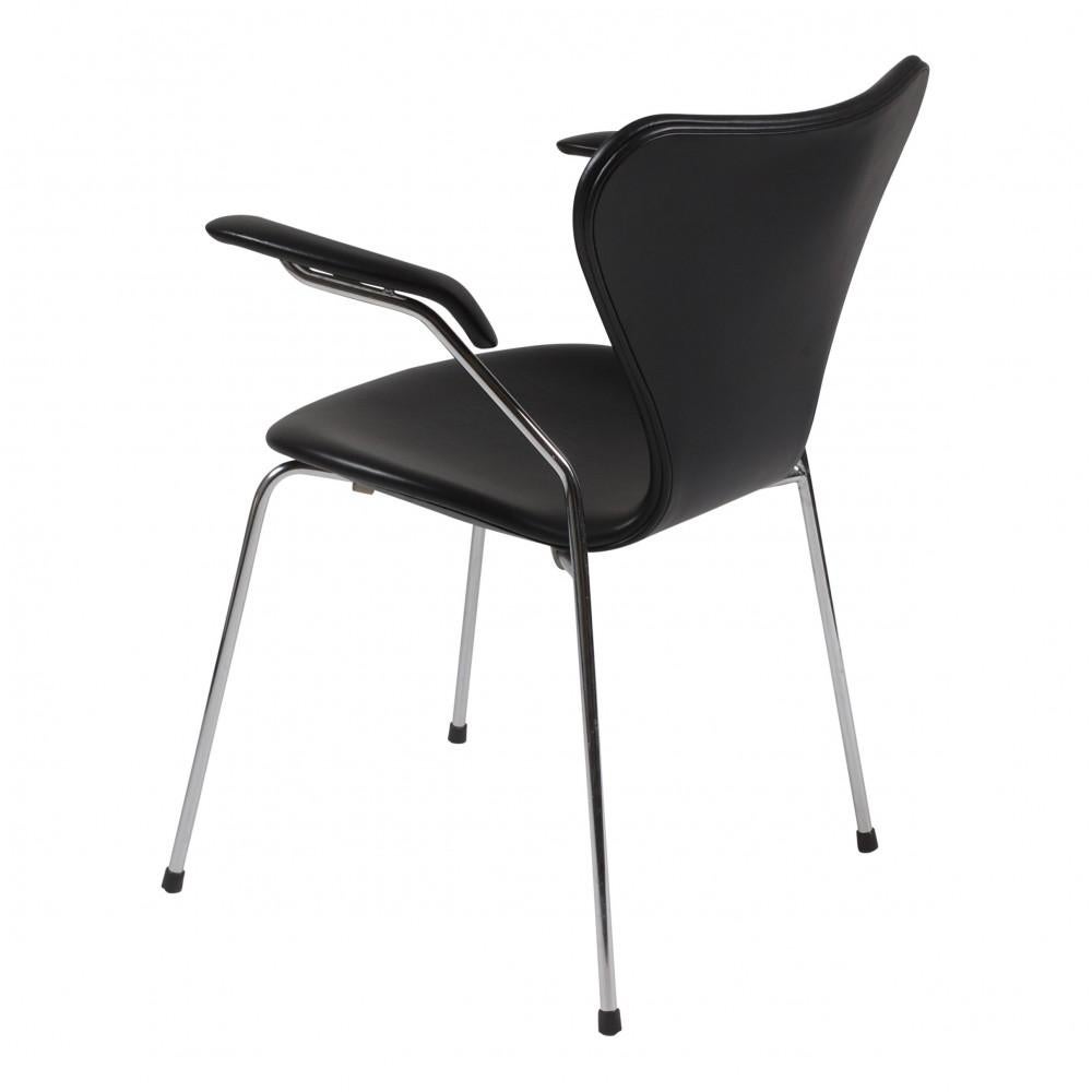 Scandinavian Modern Arne Jacobsen Seven Armchair, 3207, Newly Upholstered with Black Classic Leather For Sale