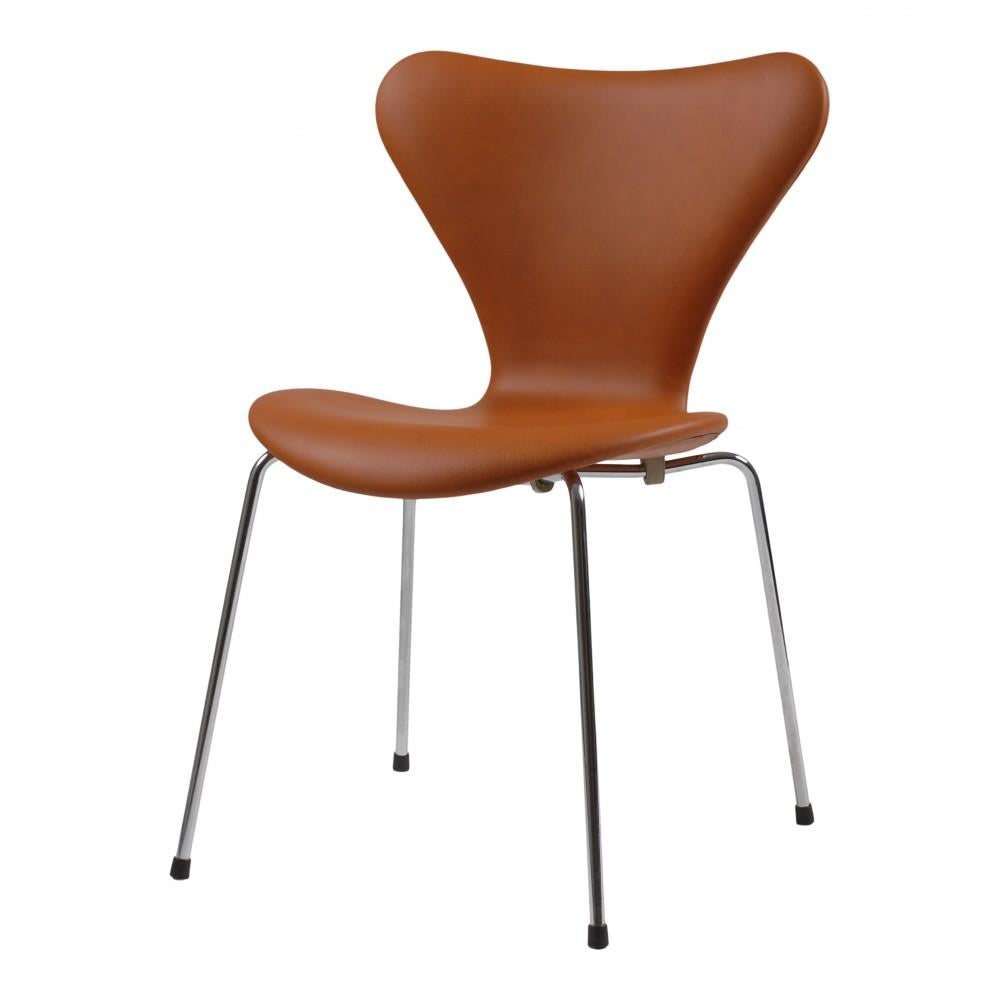 Arne Jacobsen Seven Chair, 3107, Newly Upholstered with Cognac Classic Leather In Good Condition For Sale In Herlev, 84