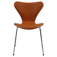 Chaise Seven d'Arne Jacobsen, 3107, nouvellement recouverte de cuir classique cognac