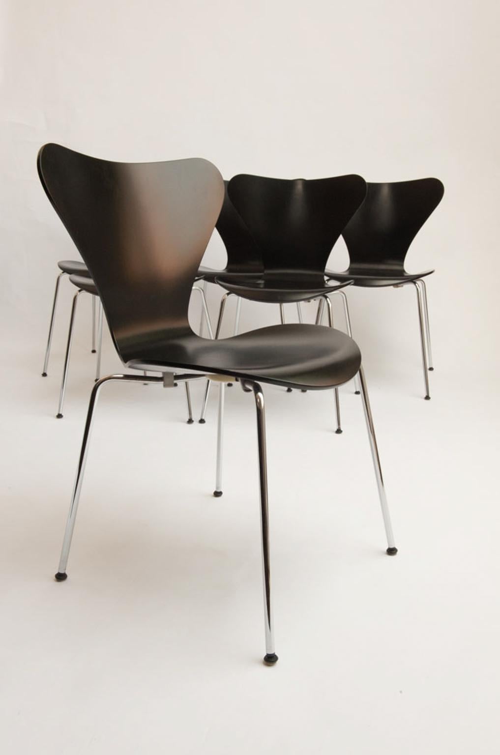 Seven chair, model 3107. Set of six dining chairs with chromium-plated metal frames with black-lacquered laminated wood shells. Designed by Arne Jacobsen in 1955 and manufactured by Fritz Hansen.
Literature: Noritsugu Oda, Danish chairs, p. 64.