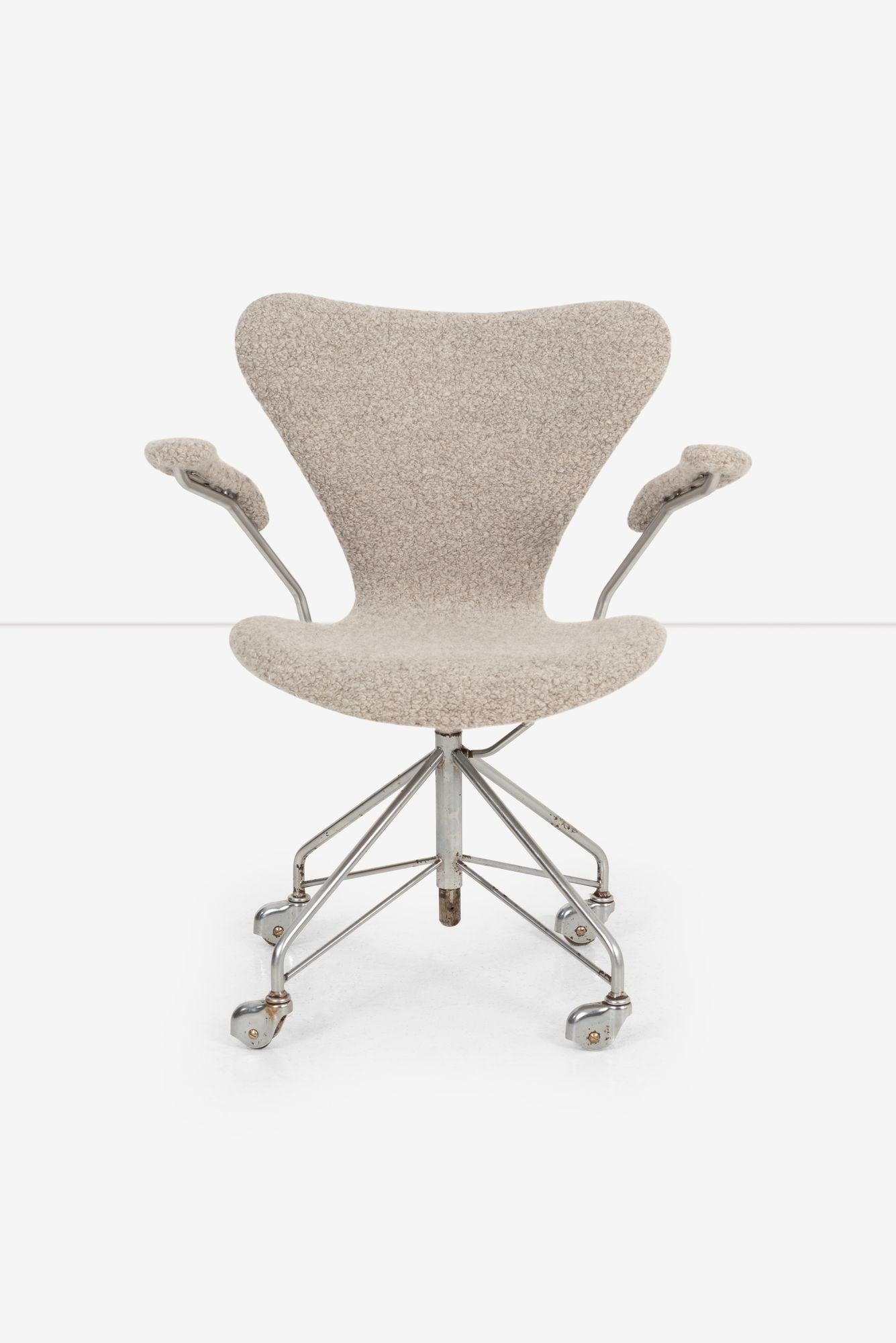 Arne Jacobsen Sevener Desk Chair, model 3117
Swivel and adjustable seat height
Reupholstered with Great Plains 