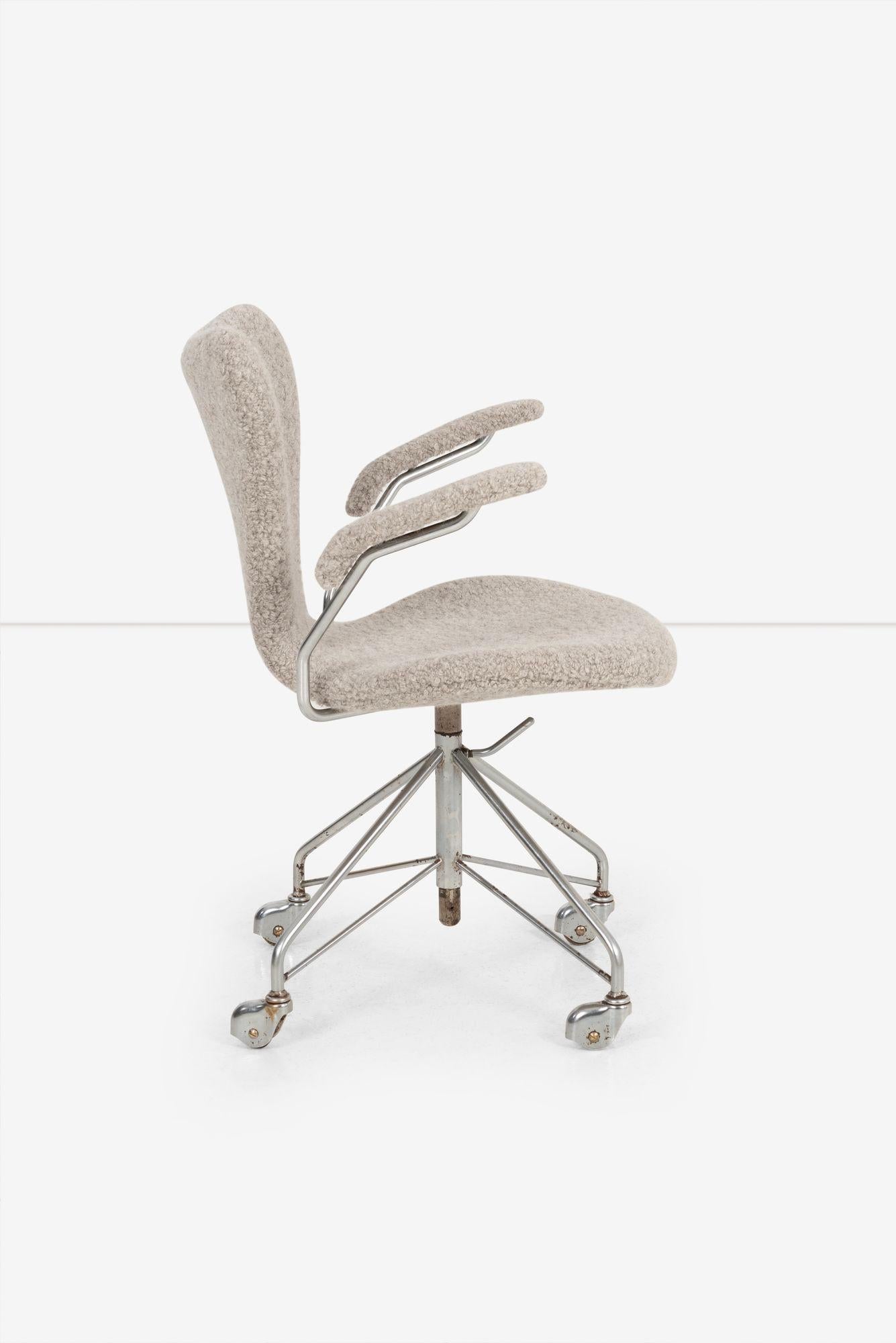 Arne Jacobsen Siebener-Schreibtischstuhl, Modell 3117 (Appliqué) im Angebot