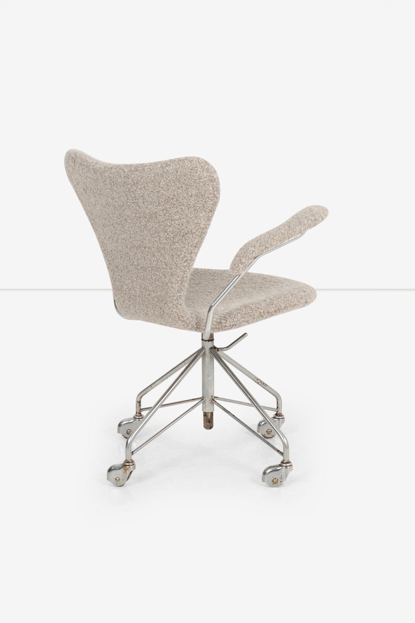 Arne Jacobsen Sevener Desk Chair, model 3117 In Good Condition For Sale In Chicago, IL