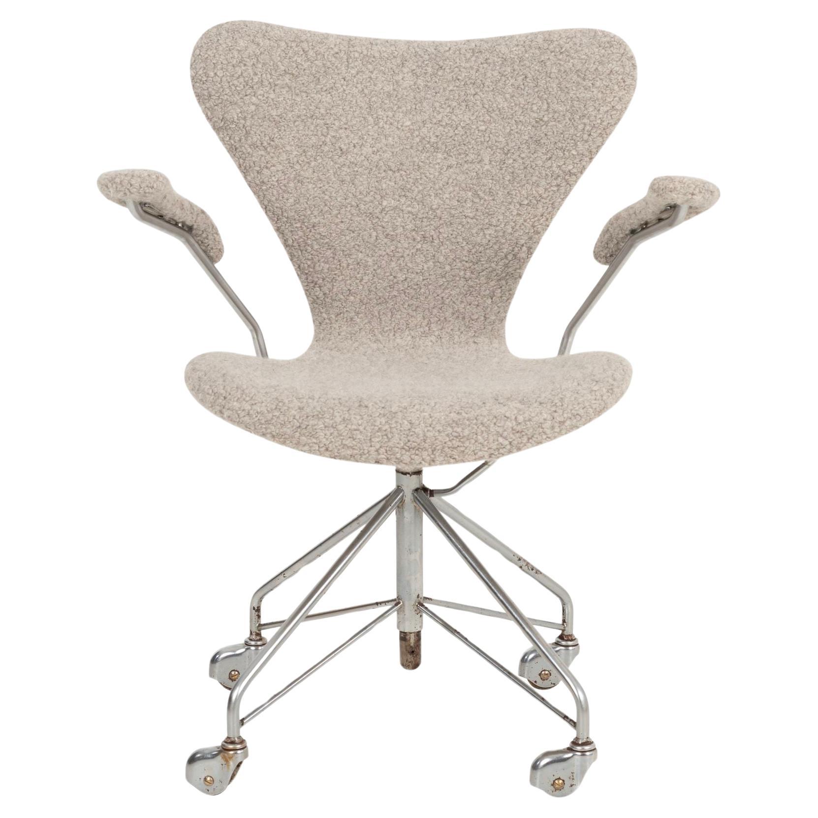 Arne Jacobsen Sevener Desk Chair, model 3117 For Sale