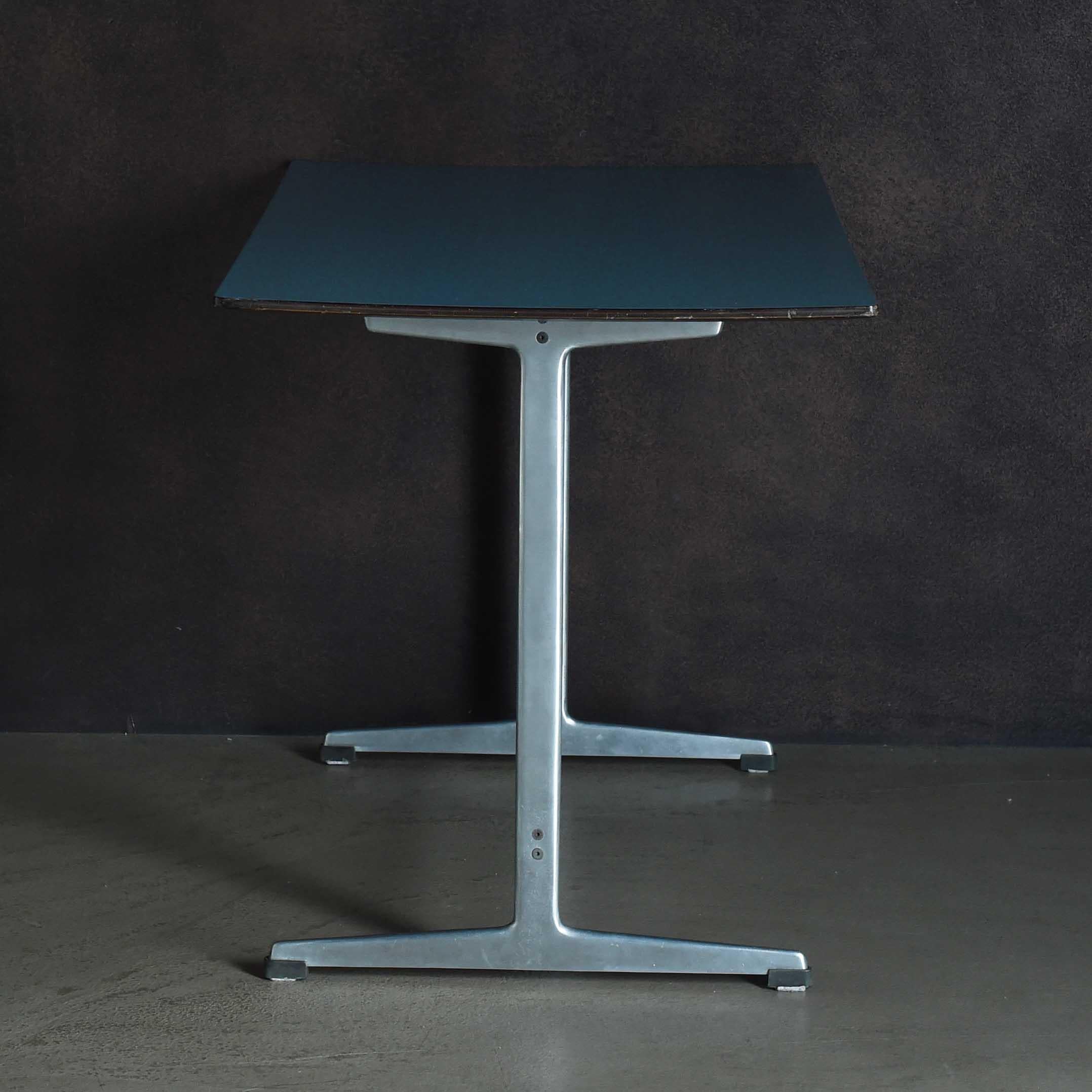 Arne Jacobsen „Shaker-Tisch“ (Skandinavische Moderne) im Angebot