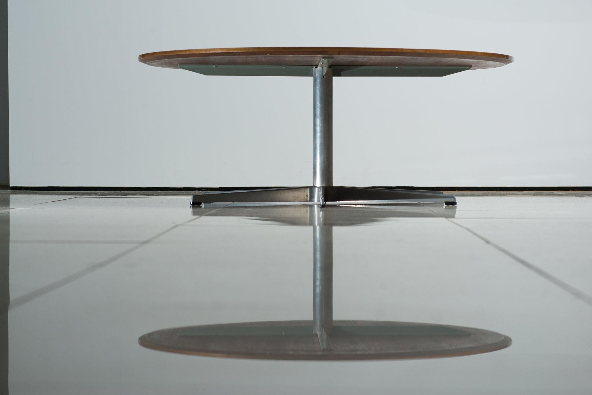 A rare 6 spoke model 3514 rosewood coffee table by Arne Jacobsen. Part of the ‘Six-Star Series’ for Fritz Hansen, Denmark. Designed in 1968 this example dates from February 1971.