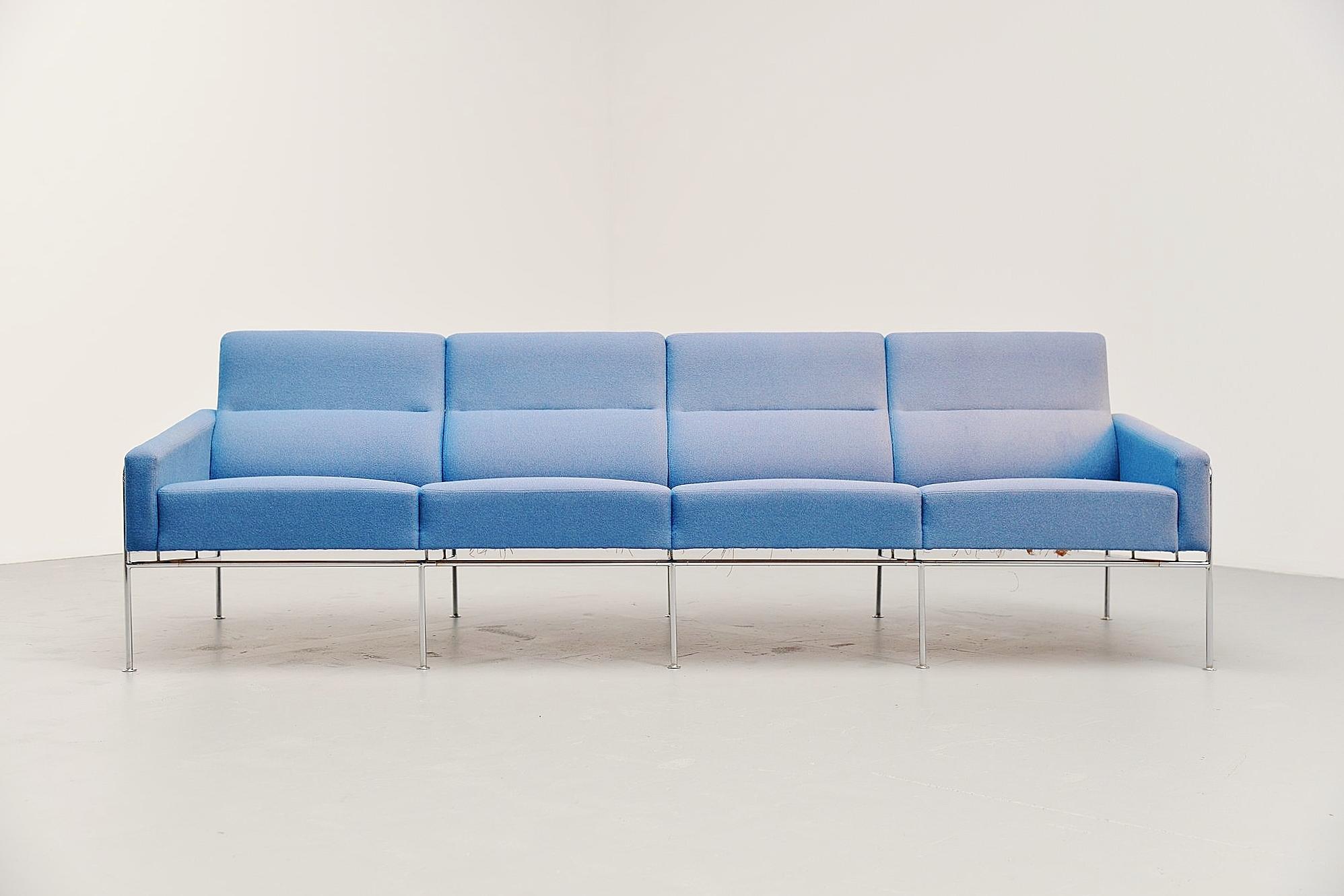 Nice and comfortable so called airport sofa model 3300/4 designed by Arne Jacobsen for the SAS Royal Terminal in 1957. Produced by Fritz Hansen, this sofa is from 1986. The sofa is a modular design and this is one of the largest versions I saw, a 1