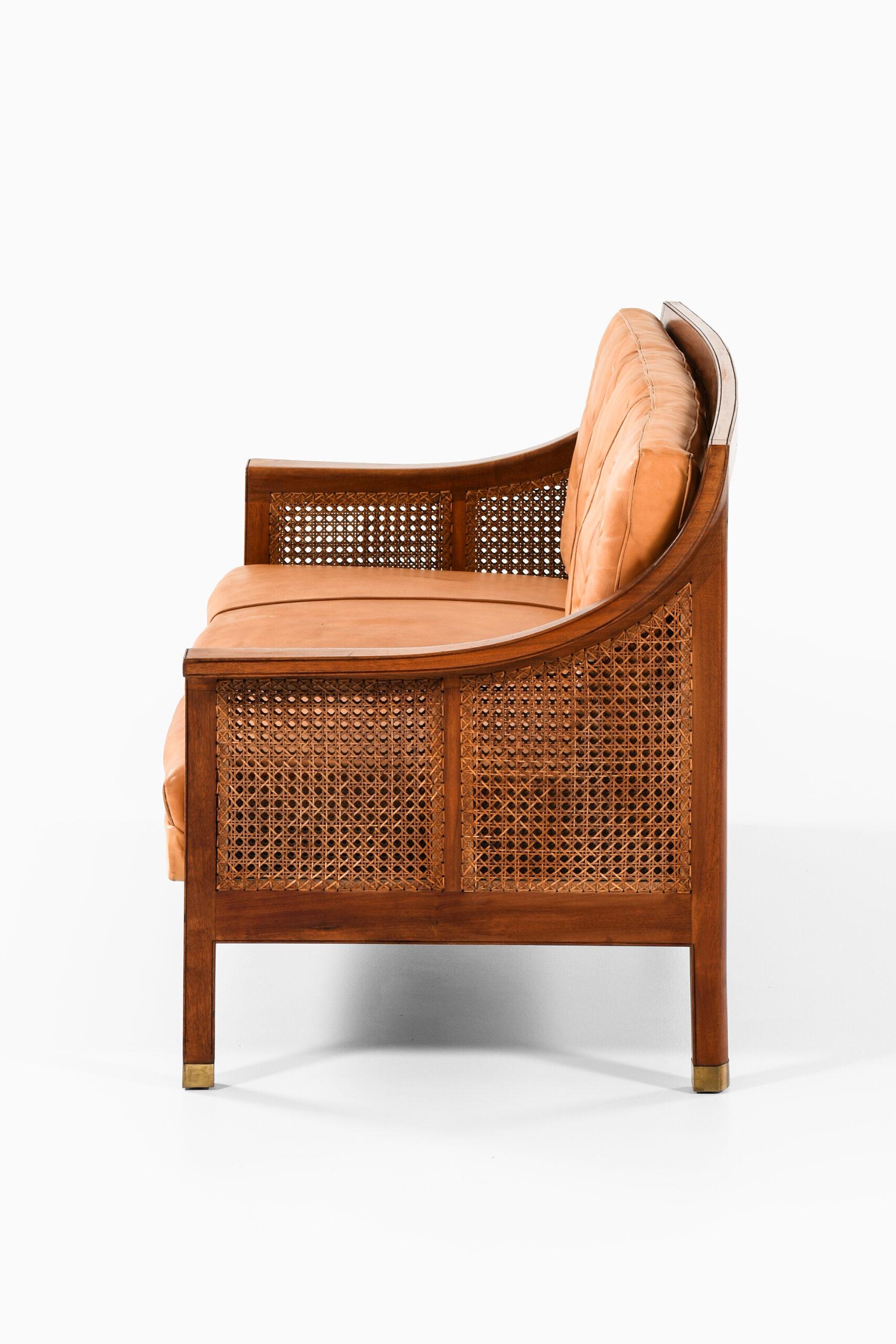 Canapé Arne Jacobsen fabriqué par l'ébéniste Otto Meyers au Danemark en vente 8