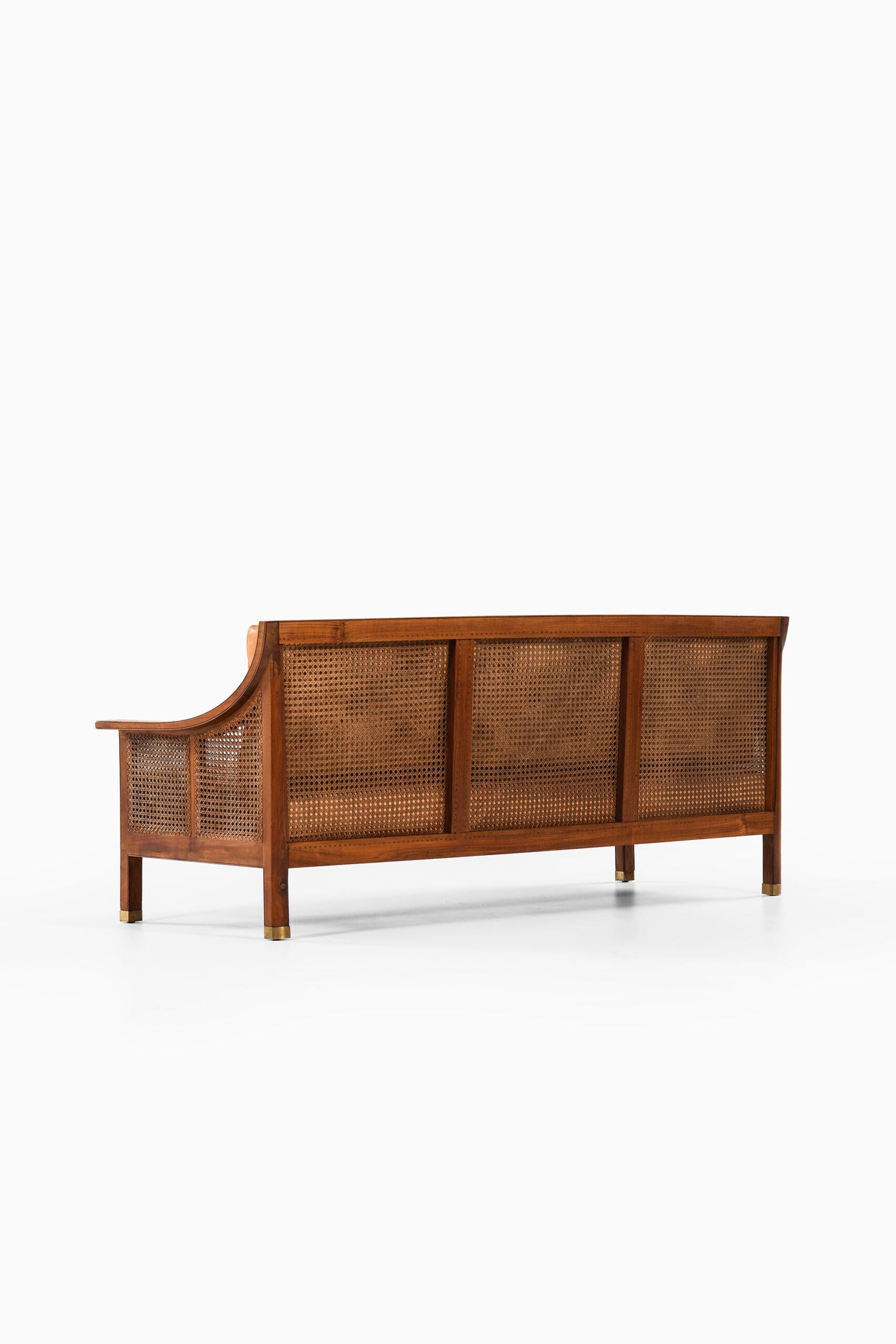 Canapé Arne Jacobsen fabriqué par l'ébéniste Otto Meyers au Danemark en vente 11