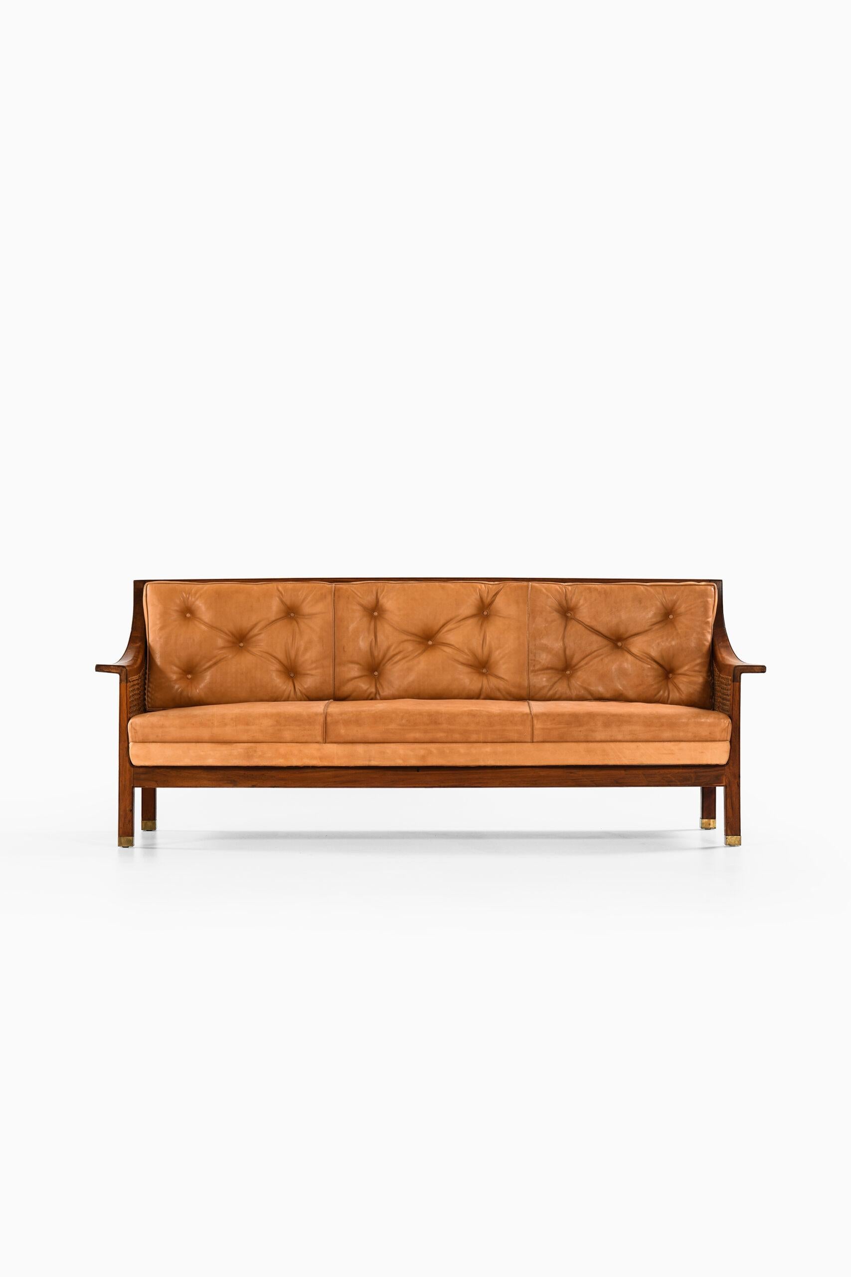 Arne Jacobsen-Sofa, hergestellt von Schreiner Otto Meyer in Dänemark (Skandinavische Moderne) im Angebot