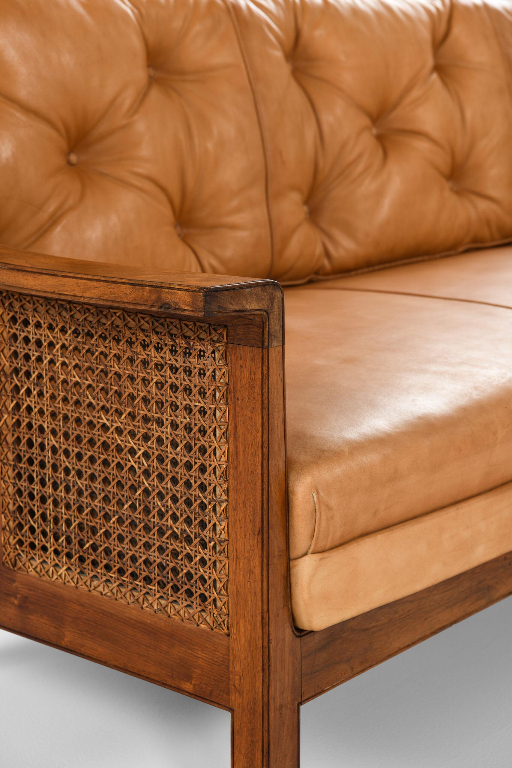 Arne Jacobsen-Sofa, hergestellt von Schreiner Otto Meyer in Dänemark (Nussbaumholz) im Angebot