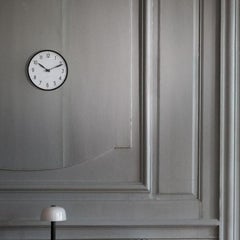 Reloj de pared «Station» de Arne Jacobsen, blanco, Ø 11,4 pulgadas