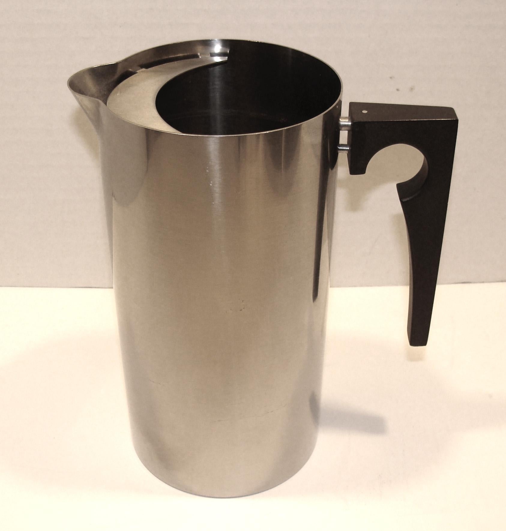 Arne Jacobsen Stelton Cylinda Beverage Set, Denmark In Good Condition For Sale In Lambertville, NJ