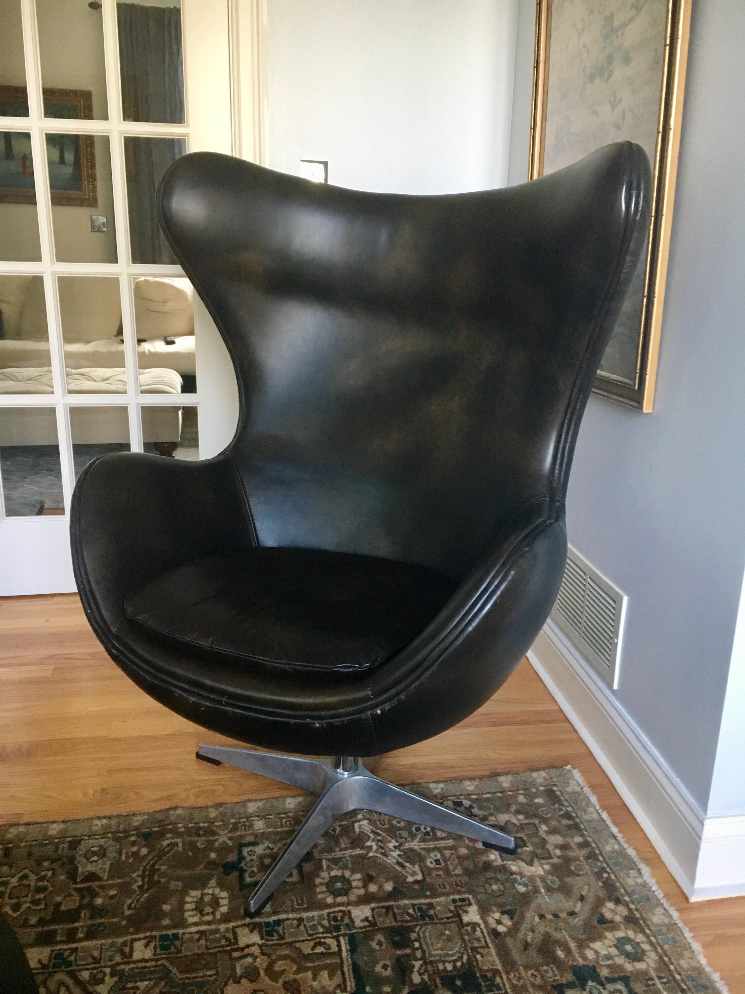 Arne Jacobsen Style Brown Leather Egg Swivel Chair Aluminum Danish Modern In Excellent Condition In West Hartford, CT