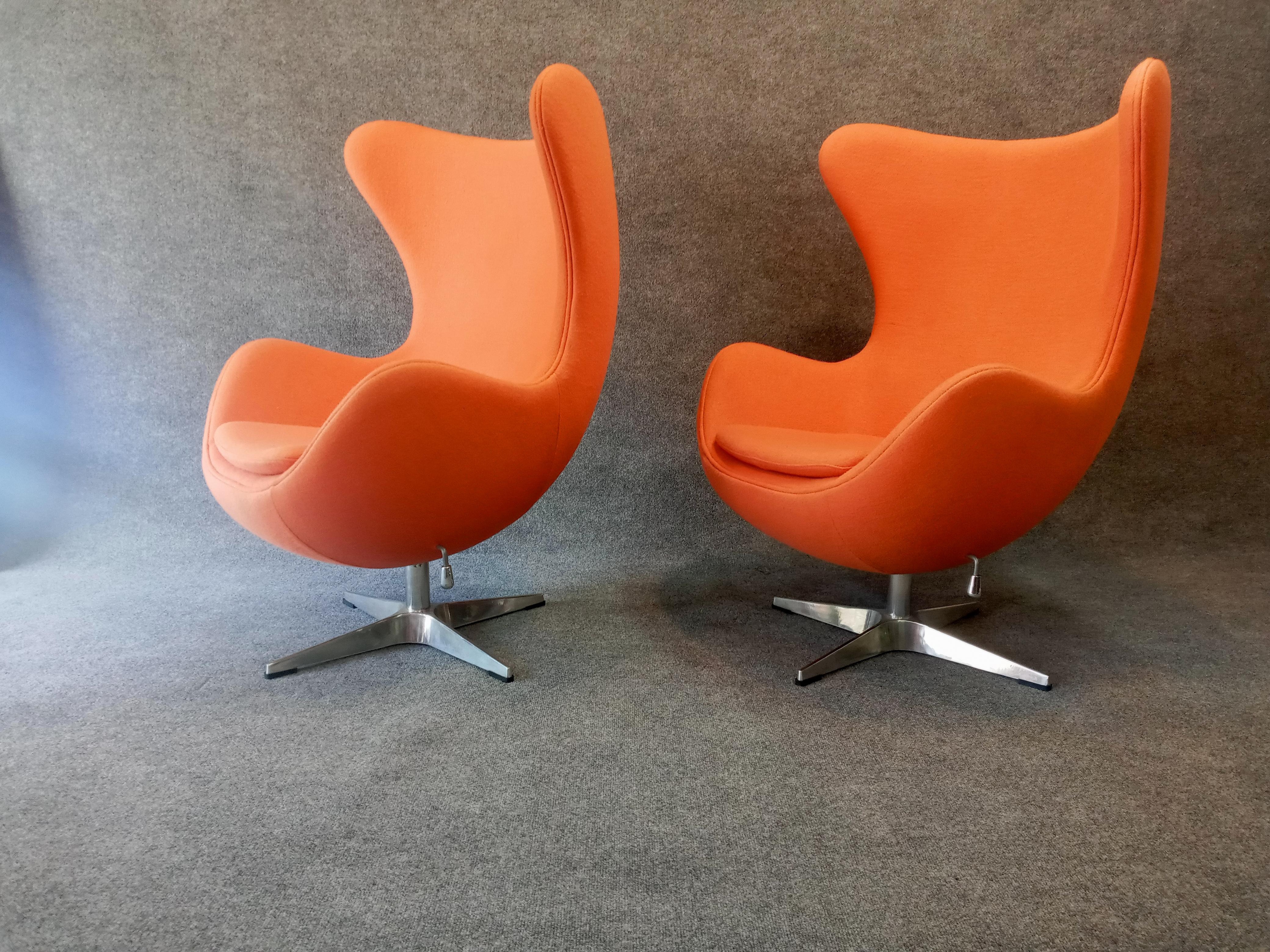 Mid-Century Modern Arne Jacobsen Style, Pair of Tilt & Swivel Egg Chairs