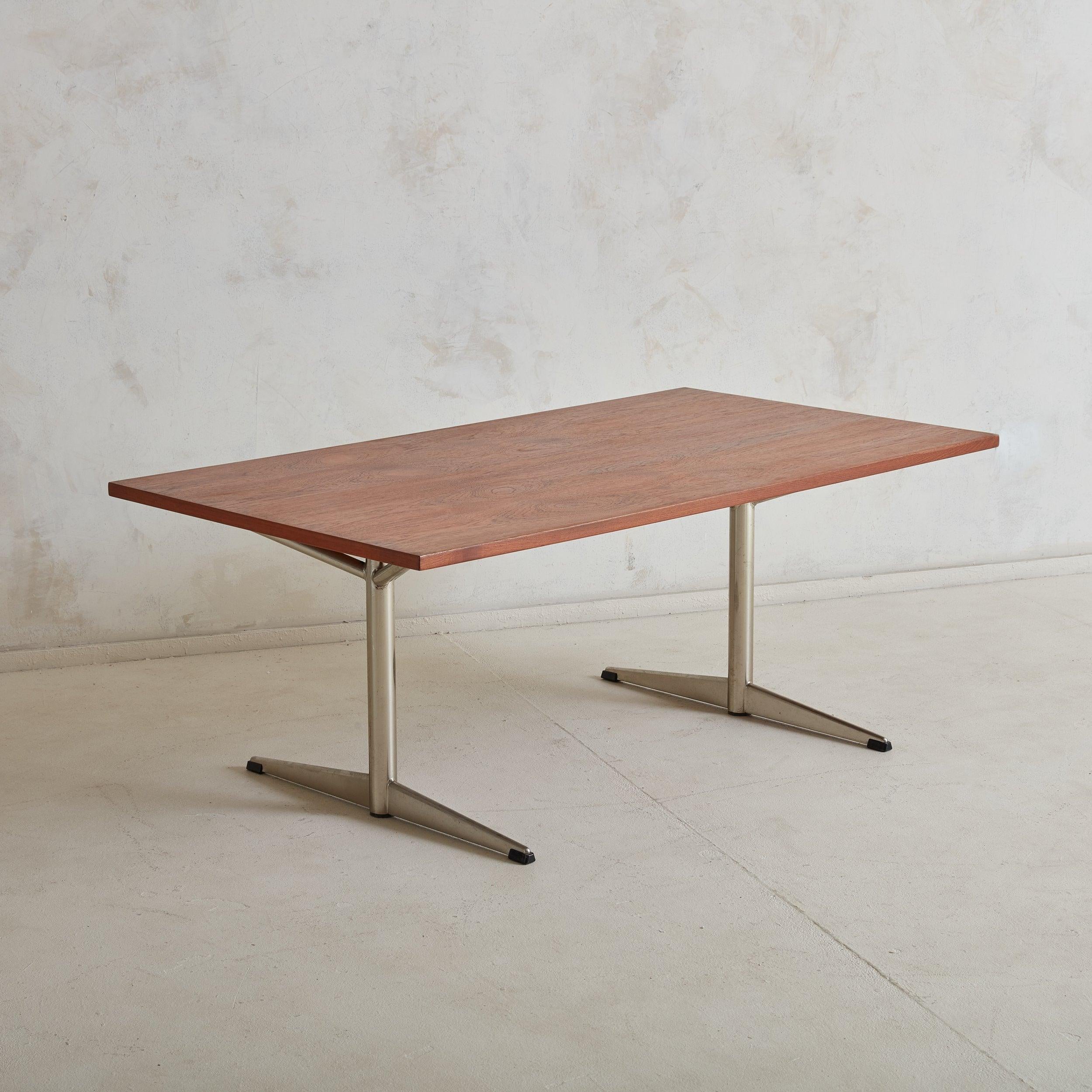 Table basse rectangulaire de style moderne danois, avec un plateau en bois richement teinté de cerisier, veiné de brun foncé et légèrement texturé. Les pieds shakers tubulaires en chrome poli se ramifient pour former trois bras qui soutiennent le