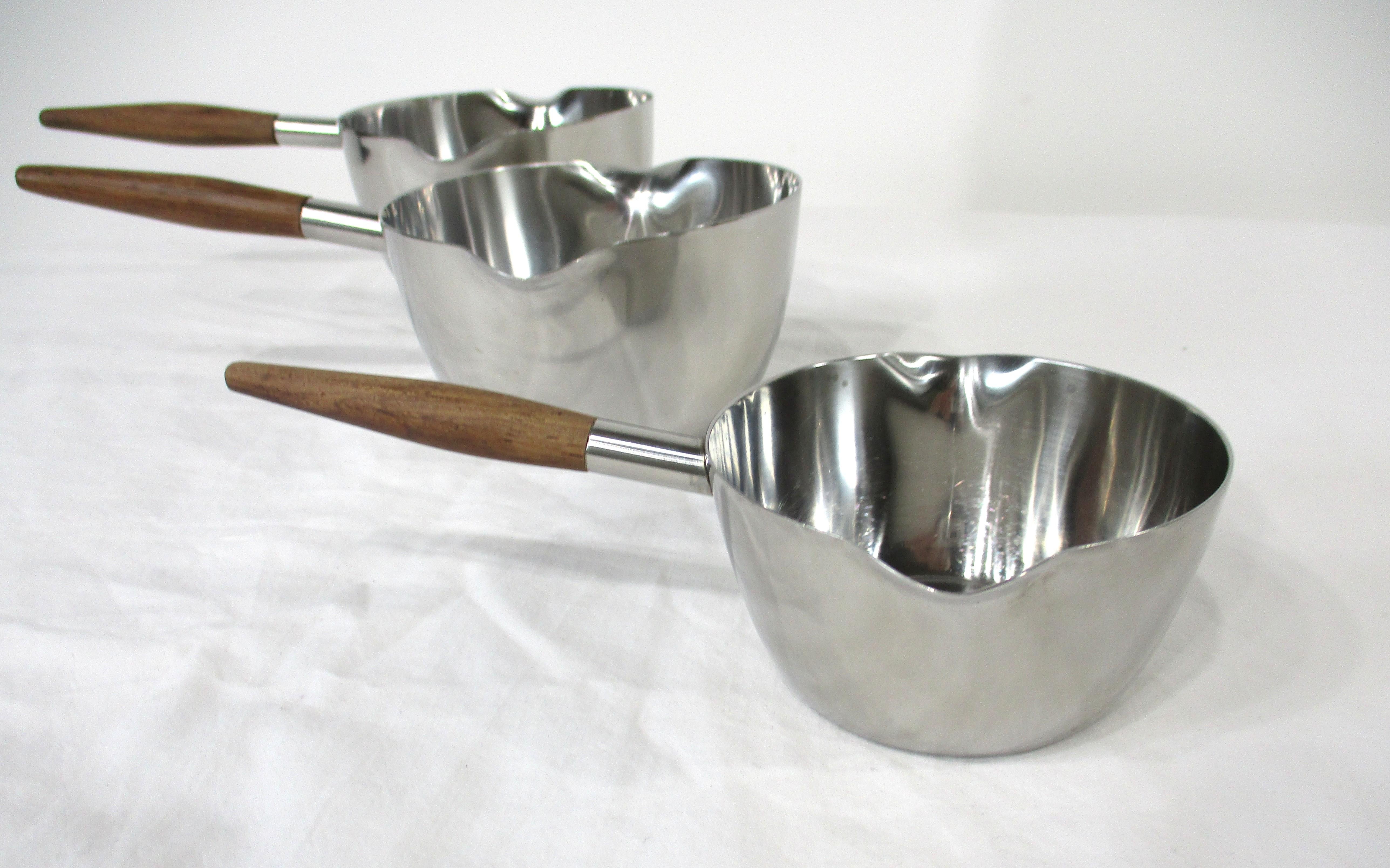 Mid-Century Modern Arne Jacobsen Styled Stainless Teak Sauce - Butter- Gravy 3pc. Set Dana Denmark en vente