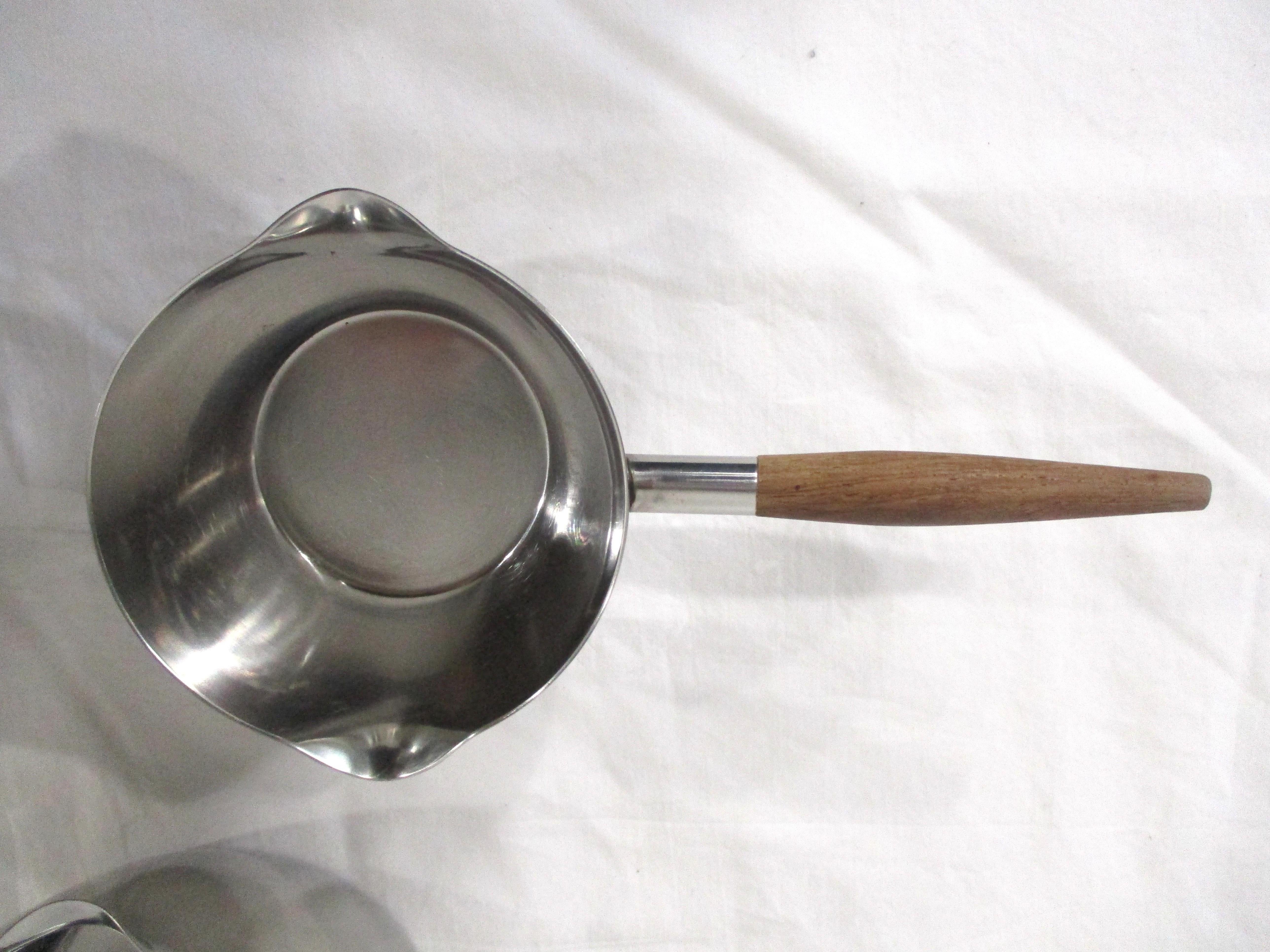 Arne Jacobsen Styled Stainless Teak Sauce - Butter- Gravy 3pc. Set Dana Denmark en vente 2