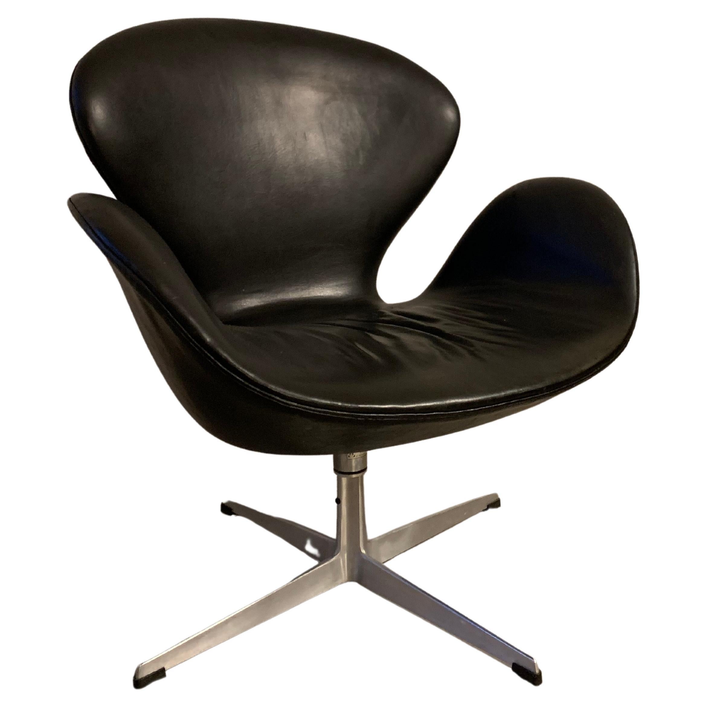 Arne Jacobsen "Svanen" from 1964 with Black Leather