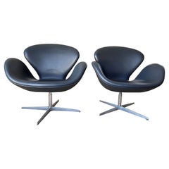 Arne Jacobsen Schwanstuhl, 1997, in schwarzem Leder für Fritz Hansen, Dänemark