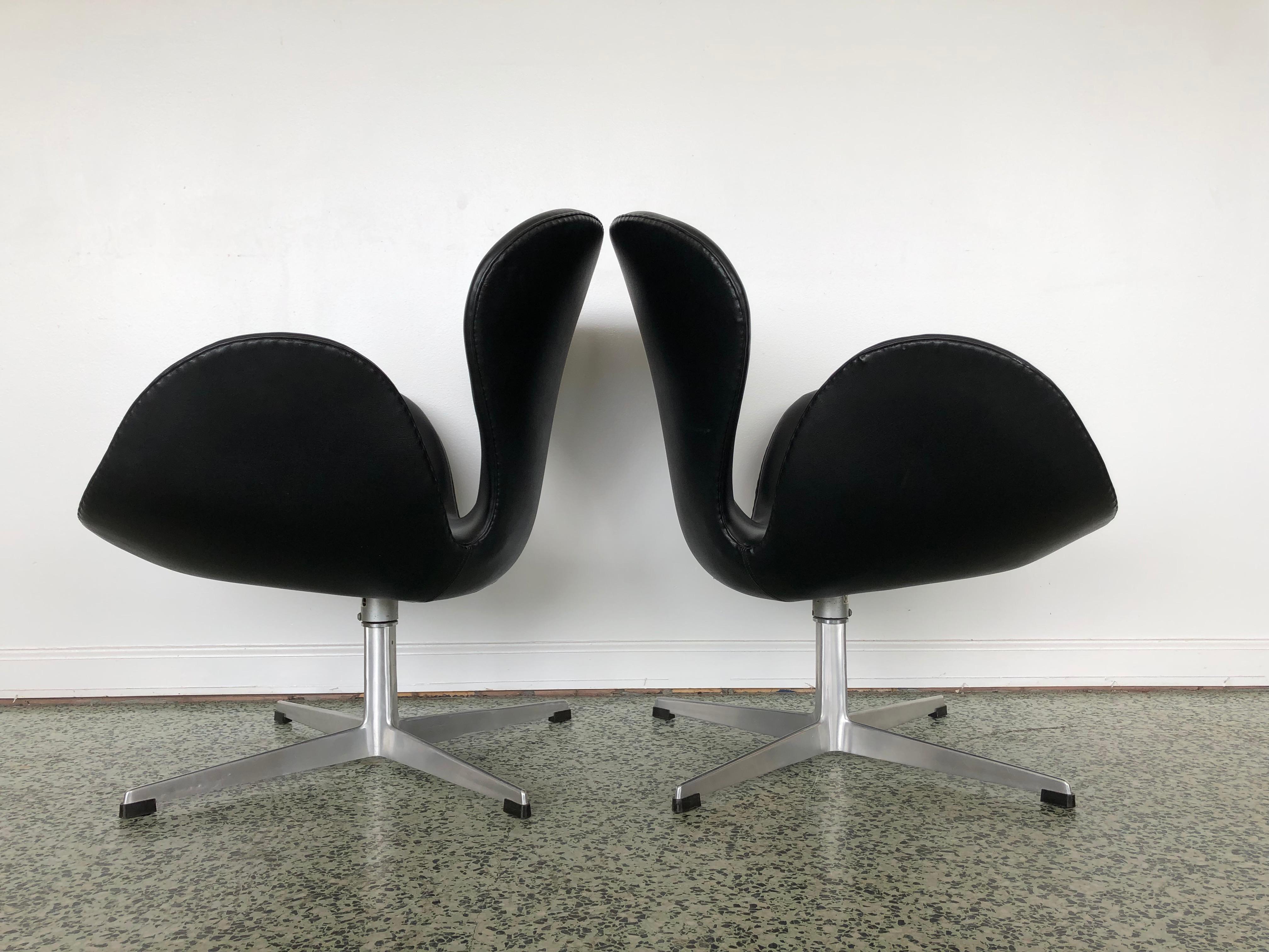 Mid-Century Modern Arne Jacobsen Swan Chair for Fritz Hansen