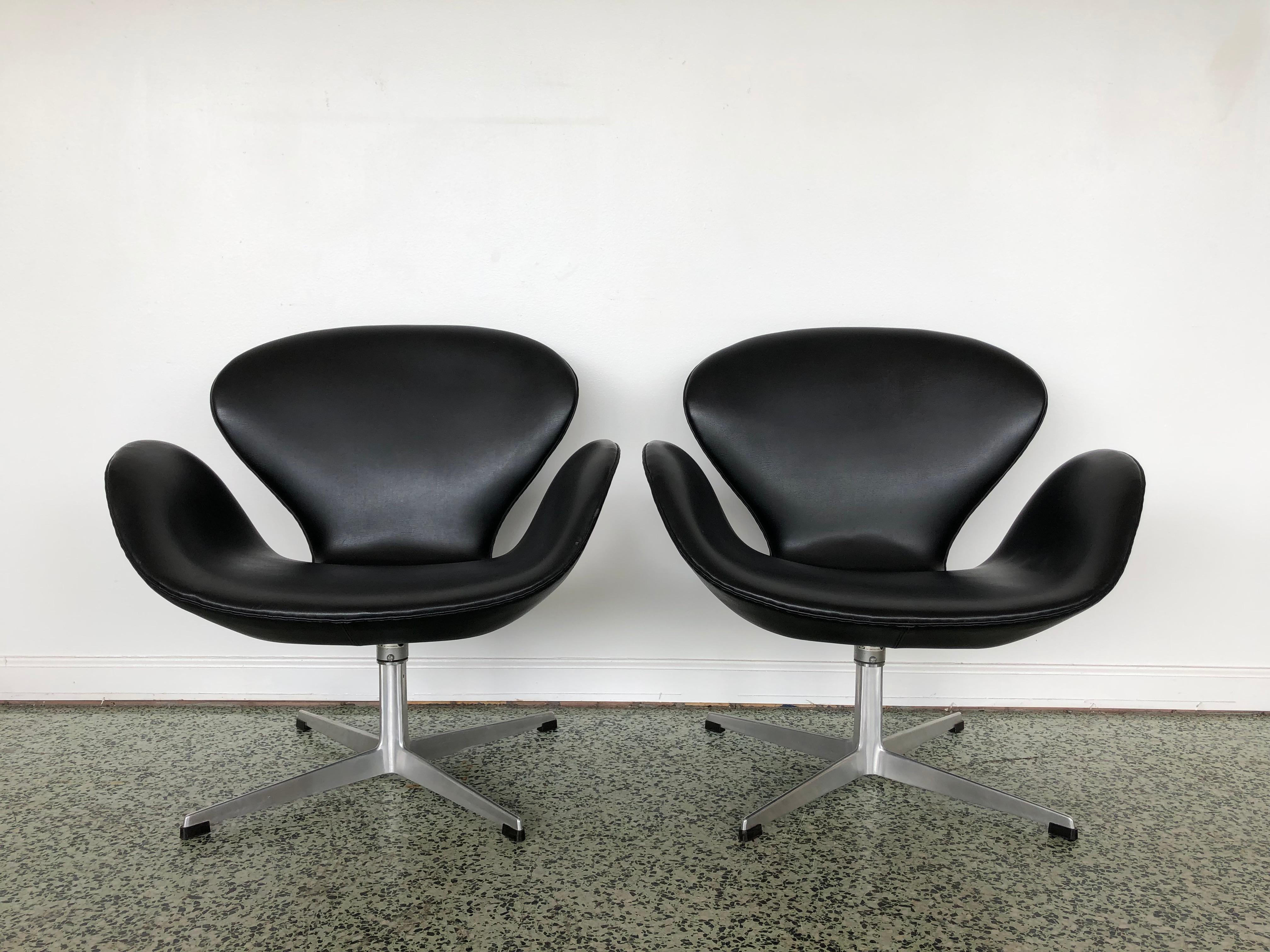 Danish Arne Jacobsen Swan Chair for Fritz Hansen