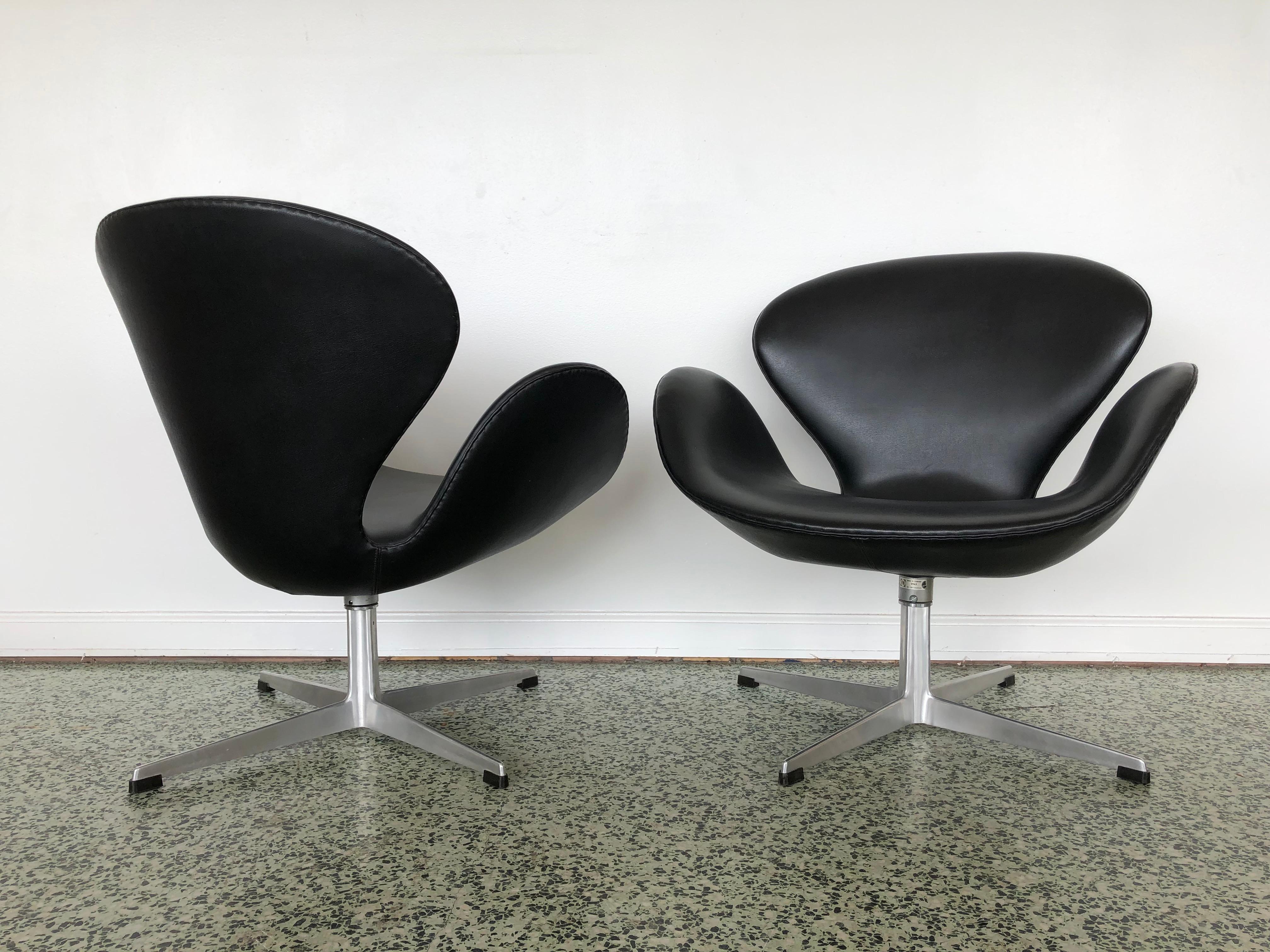 Arne Jacobsen Swan Chair for Fritz Hansen In Good Condition In St. Louis, MO