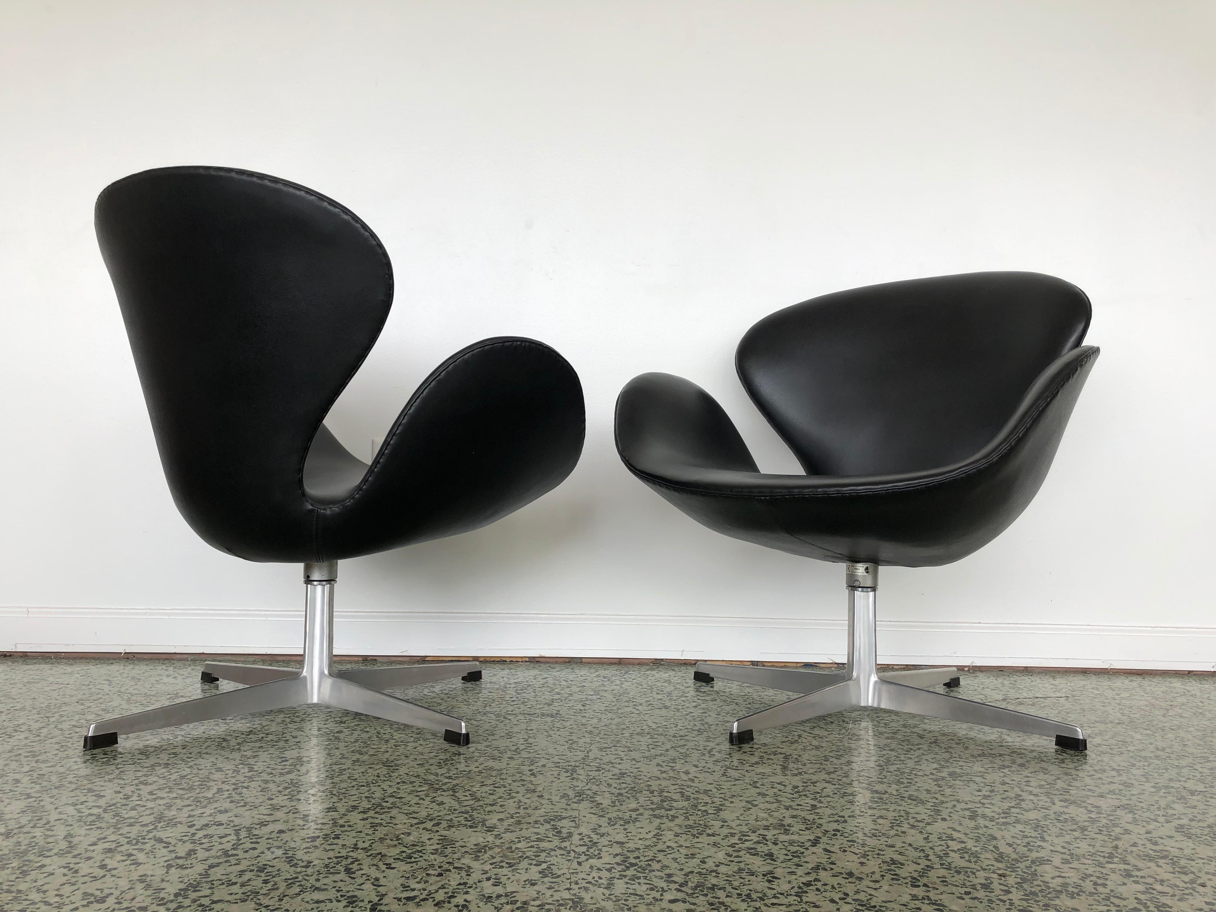 Arne Jacobsen Swan Chair for Fritz Hansen 2